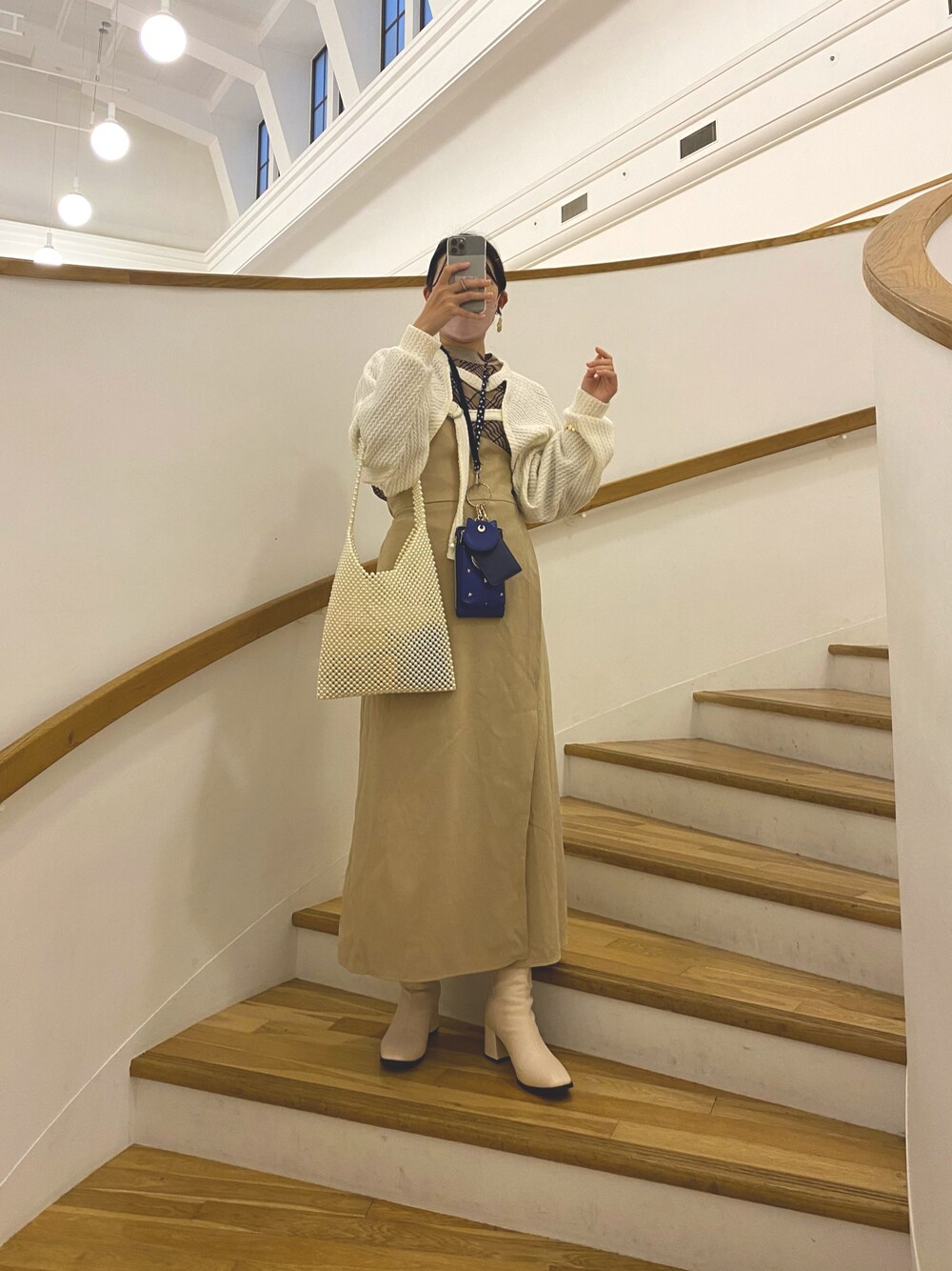 「秋冬コーデ、レイヤードスタイル、パールバッグ、淡色コーデ、淡色女子、京セラ美術館、ボレロ、しまむら、プチプラ、ブラウス、休日コーデ、キレイめコーデ、お出かけコーデ」｜「RETRO GIRLのアイテム（ワンピース/ドレス、ベージュ系）」を使った、かりんとうさん（レディース・162cm）の秋コーディネートの1枚目の写真