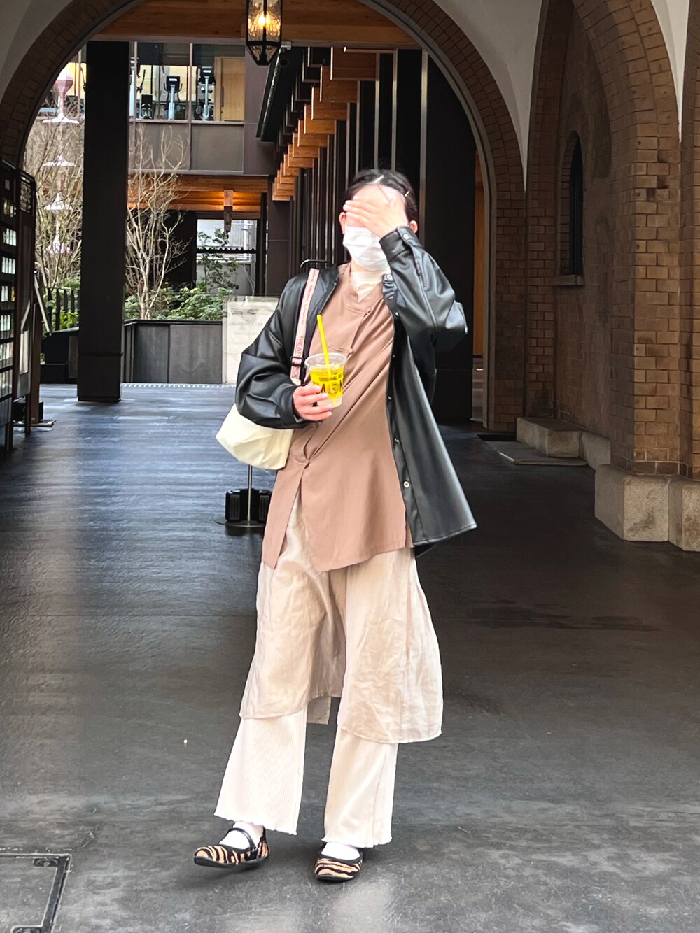 「パンツスタイル、リラックススタイル、チャイナシャツ、リブパンツ、レイヤードスタイル、レザージャケット、春服みてみて、淡色コーデ、淡色女子」｜「w closetのアイテム（ワンピース/ドレス、ベージュ系）」を使った、かりんとうさん（レディース・162cm）の春コーディネートの1枚目の写真