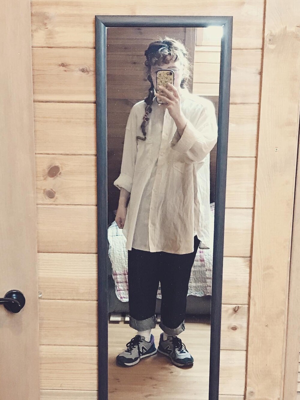 「春コーデ、太めのパンツ、デニムパンツ、ニューバランス、ヘアアレンジ、メガネ女子、バンドカラーシャツ」｜「OZOCのアイテム（シャツ/ブラウス、ベージュ系）」を使った、るんさん（レディース・153cm）の春コーディネートの1枚目の写真