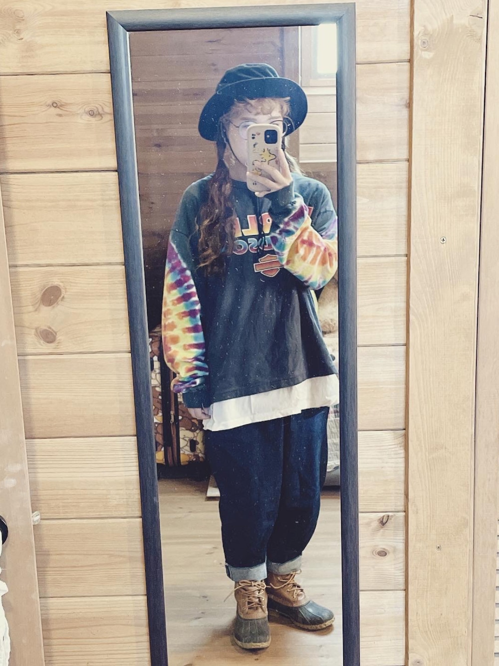 「春コーデ、草むしり、タイダイ柄、ロングTシャツ、重ね着、デニムパンツ、リーバイス、LLBean、ビーンブーツ、メガネ女子、サファリハット」｜「古着のアイテム（Tシャツ/カットソー、ブラック系）」を使った、るんさん（レディース・153cm）の春コーディネートの1枚目の写真