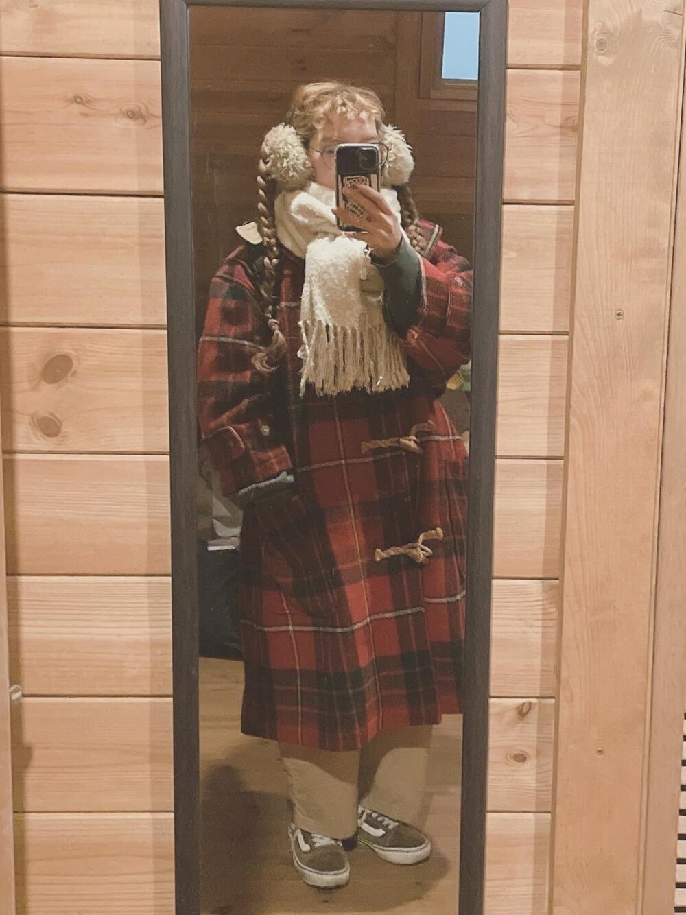 「ダッフルコート、ラルフローレン、カーゴパンツ、VANS、スウェット、マフラー、耳当て、古着、メガネ女子、三つ編み」｜「古着のアイテム（ダッフルコート、レッド系）」を使った、るんさん（レディース・153cm）の冬コーディネートの1枚目の写真