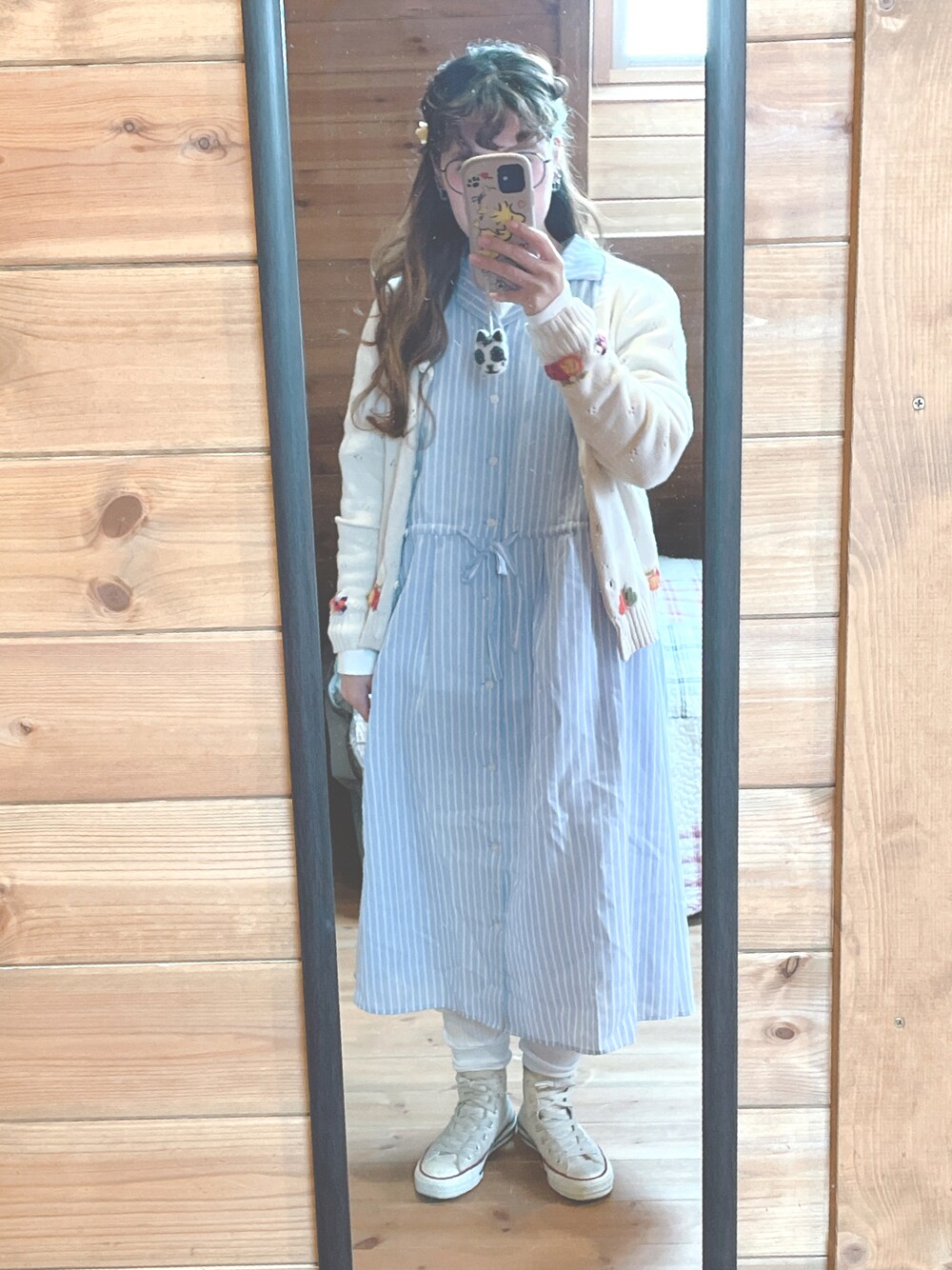 「春コーデ、シャツワンピース、カーディガン、刺繍、白スニーカー、メガネ女子、重ね着、古着、古着MIX、コンバース」｜「paravionのアイテム（その他アウター、ホワイト系）」を使った、るんさん（レディース・153cm）の春コーディネートの1枚目の写真