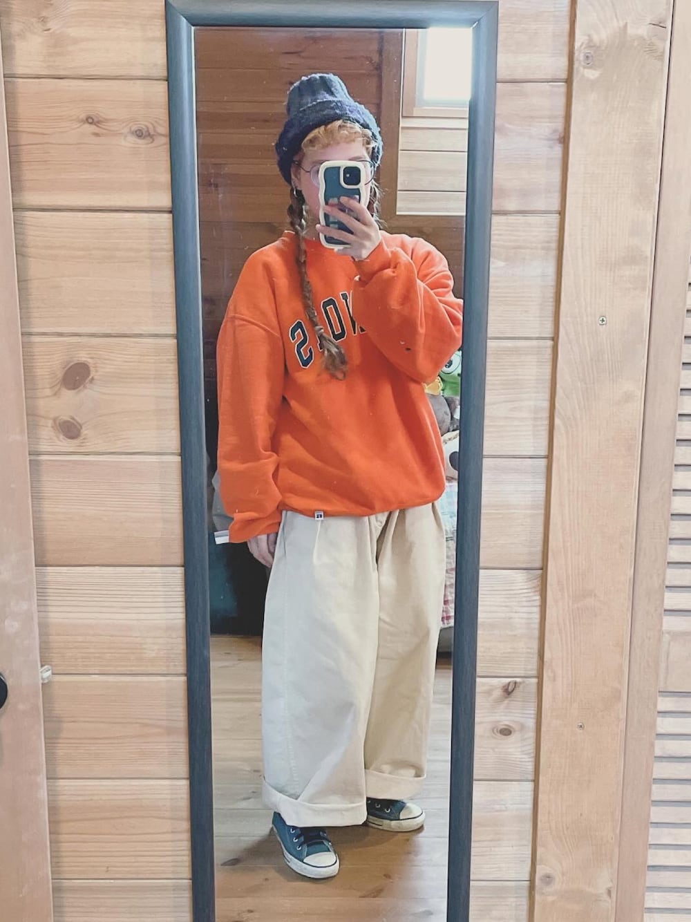 「春、スウェット、ハーベスティ、harvesty、サーカスパンツ、白パンツ、古着、ニット帽、メガネ女子、コンバース」｜「古着のアイテム（スウェット、オレンジ系）」を使った、るんさん（レディース・153cm）の春コーディネートの1枚目の写真