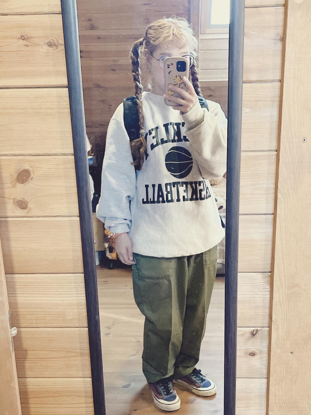 「春服コーデ、カジュアルコーデ、スウェット、リバースウィーブ、古着、軍パン、VANS、NEW ERA、リュック、メガネ女子、CASIO、gshock」｜「古着のアイテム（スウェット、グレー系）」を使った、るんさん（レディース・153cm）の春コーディネートの1枚目の写真