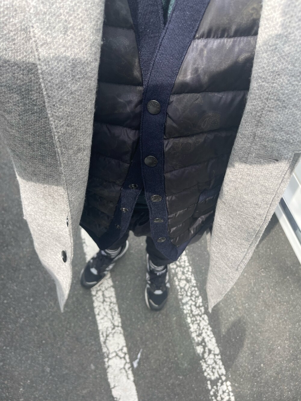 「オトナカジュアル、メンズコーデ」｜「NEW BALANCEのアイテム（スニーカー、ブラック系）」を使った、ykさん（メンズ・167cm）の春コーディネートの1枚目の写真
