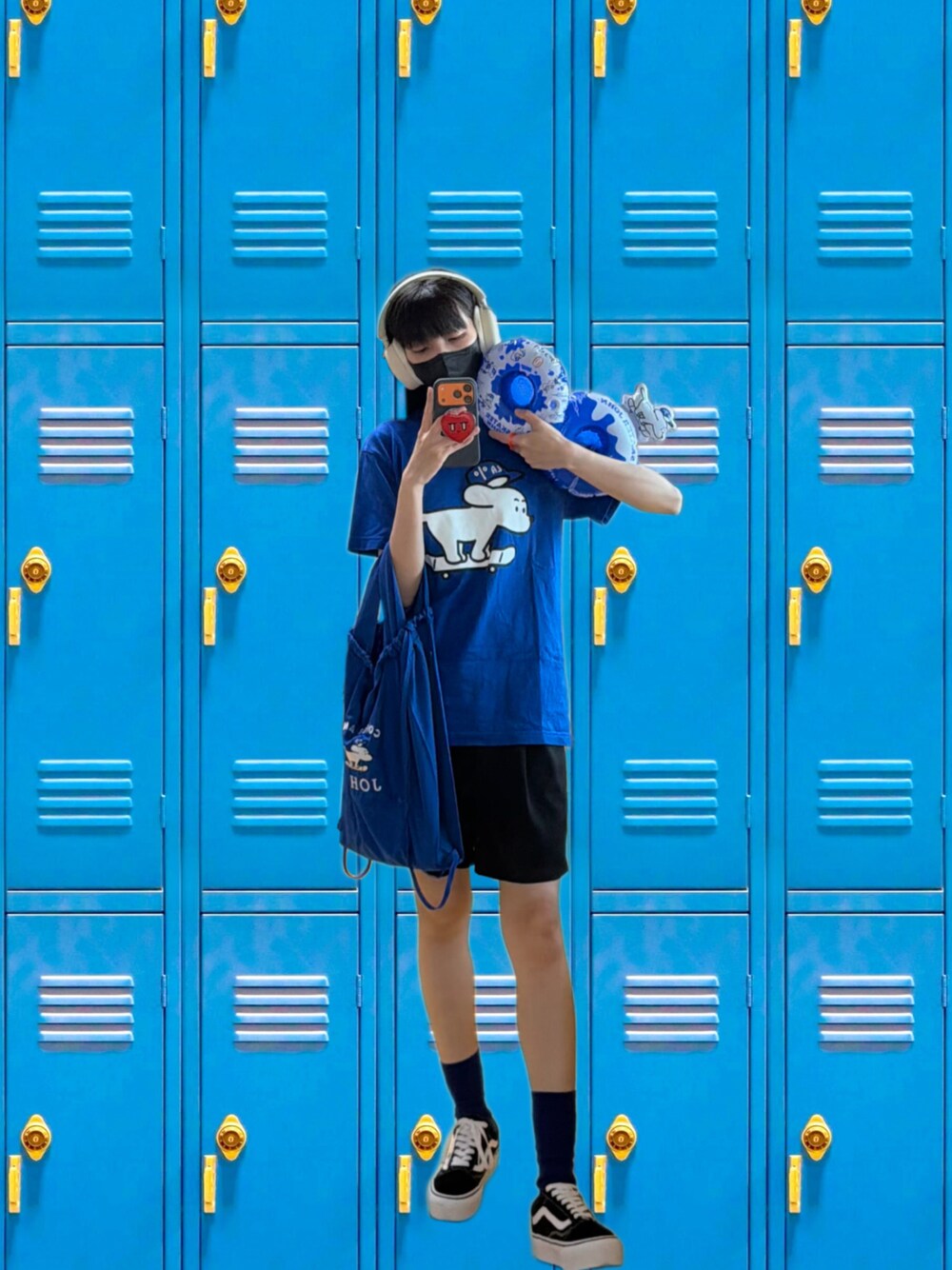ブルー系のTシャツ/カットソー、ブルー系のエコバッグ/サブバッグ、ブルー系のソックス/靴下を着用したレディースの秋コーディネートの1枚目の写真