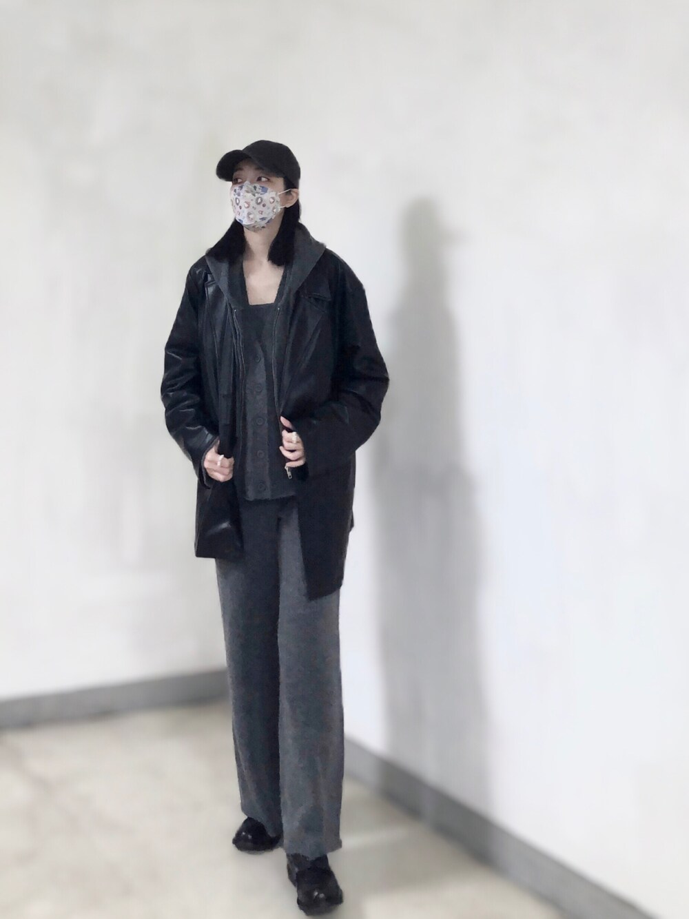 「MEIER.Qのethereal_u 俐落皮革西裝外套（スーツジャケット、ブラック系）」を使った、121さん（レディース・162cm）の冬コーディネートの1枚目の写真