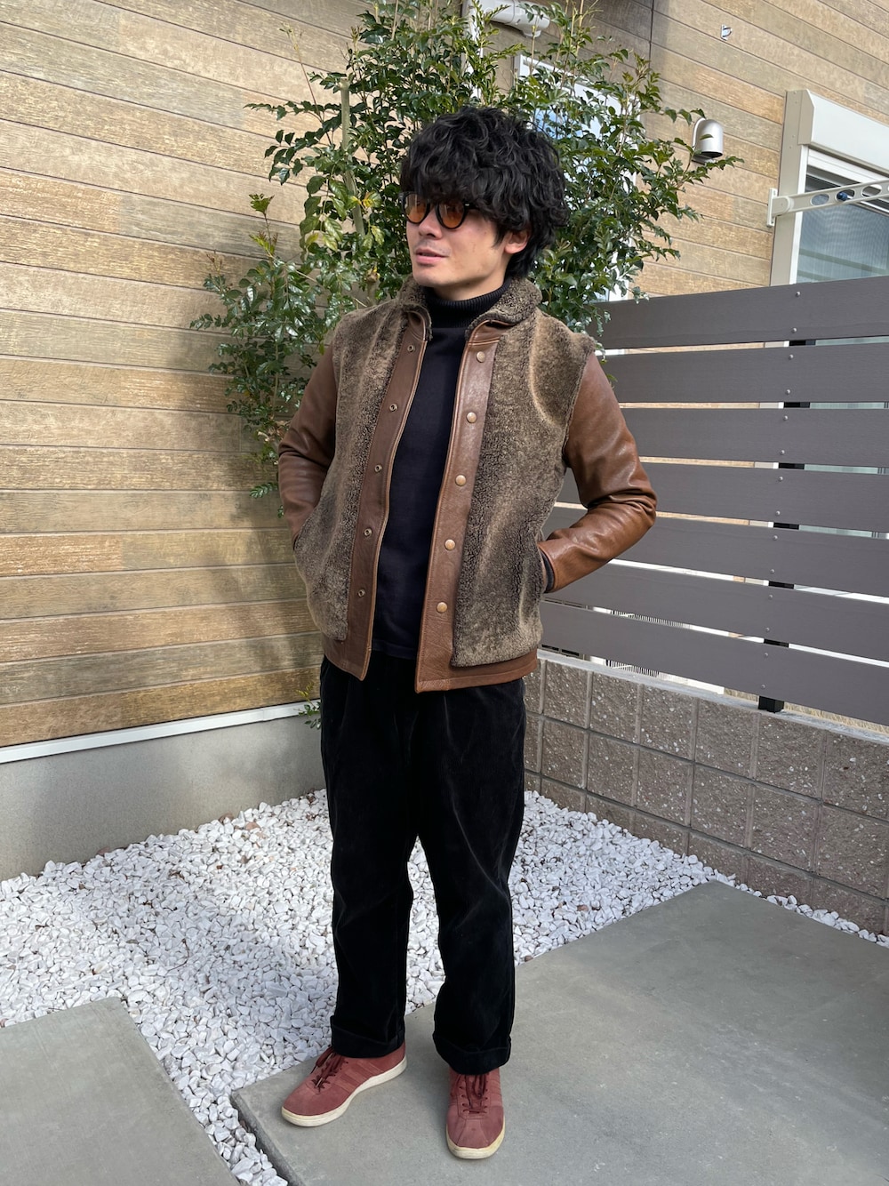 「冬を彩る色いろコーデ、休日コーデ、カジュアル、メンズコーデ、レザージャケット、アディダス、アイランドシリーズ、tabacco、タートルネック、スラックス、古着、ブラックコーデ」｜「Varde77のVarde77 / バルデセブンティセブン 2TAC CORDUROY PANTS WIDE（その他パンツ、ブラック系）」を使った、Junichiさん（骨格ストレート・メンズ・175cm）の冬コーディネートの1枚目の写真