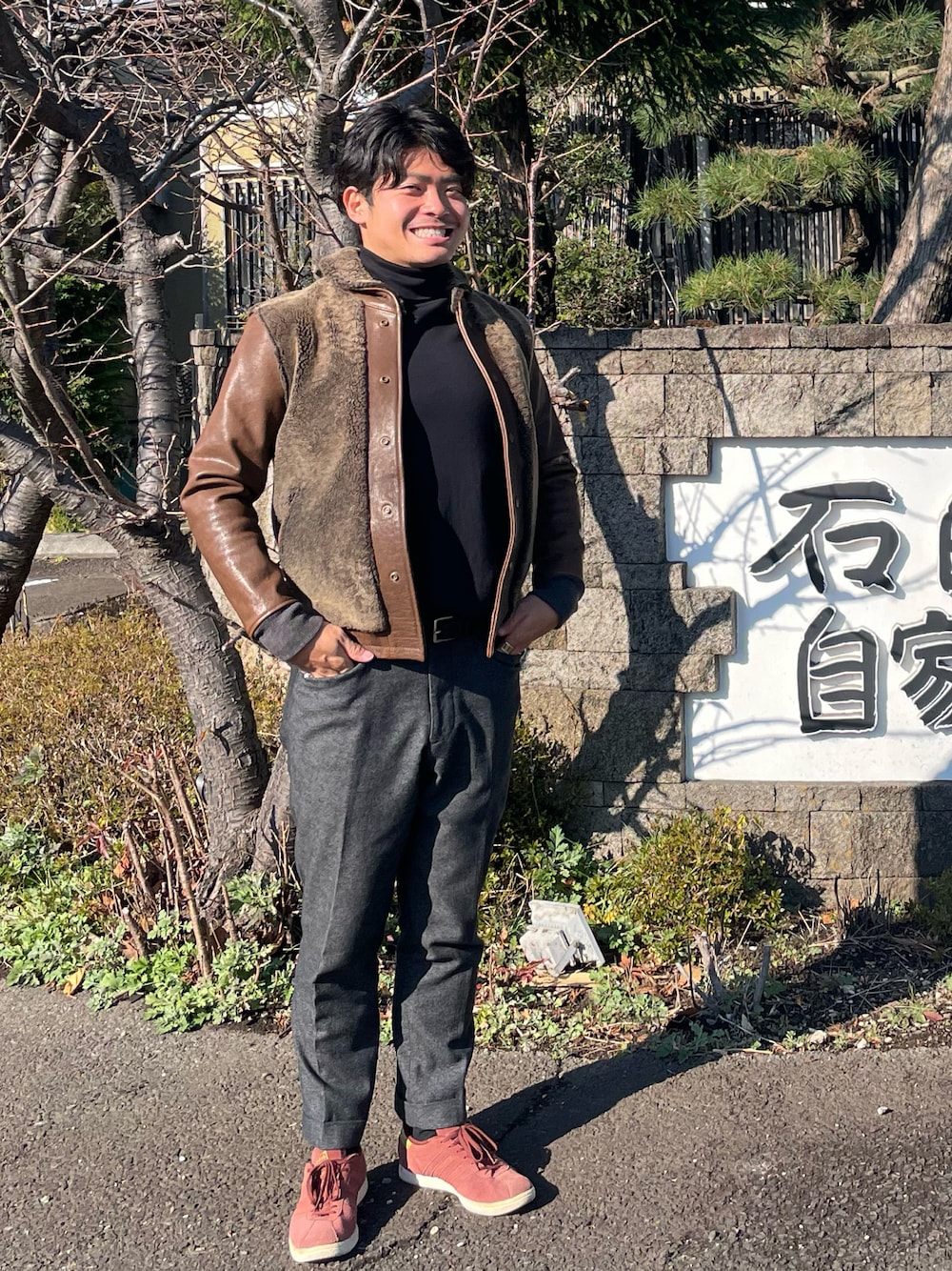 「冬コーデ、休日スタイル、シンプル、ボア、古着、革ジャン、タートルネック、熊ジャン、ヴィンテージ、スニーカー、スラックス」｜「Varde77のアイテム（ムートンコート、ブラウン系）」を使った、Junichiさん（メンズ・173cm）の冬コーディネートの1枚目の写真