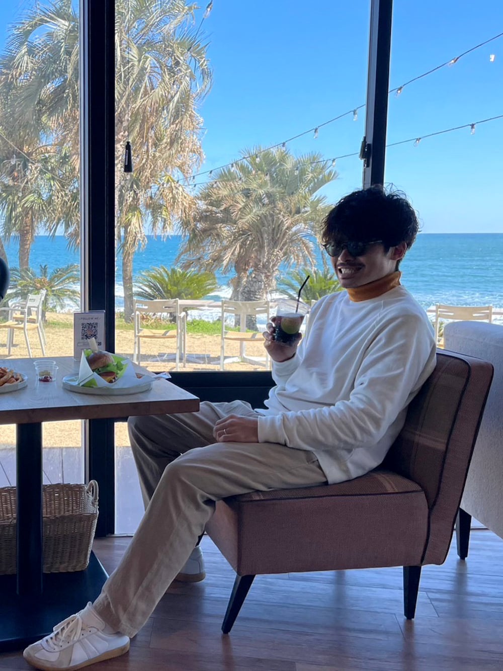 「春色、春、シンプルコーデ、おしゃれさんと繋がりたい、スニーカーコーデ、サーフィン、春コーデ、休日コーデ、スウェットコーデ、UNIQLO」｜「Varde77のVarde77 バルデセブンティセブン / REVIVAL 90% PRODUCTS 60' FRENCH TYPE CHINO PANTS / 9019SS-ST-PT01（チノパンツ、ベージュ系）」を使った、Junichiさん（骨格ストレート・メンズ・175cm）の春コーディネートの1枚目の写真