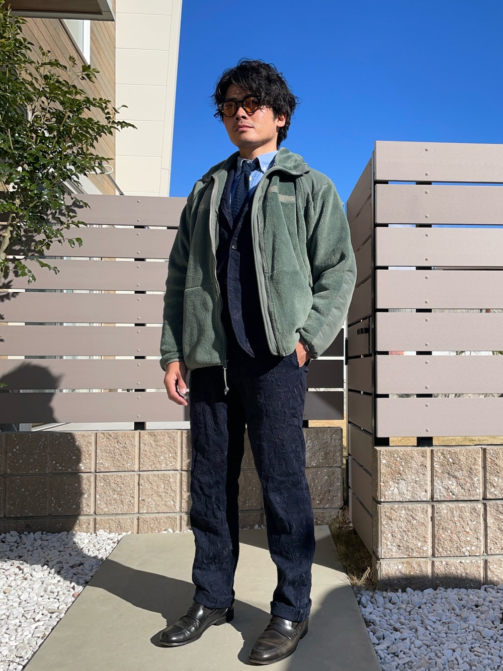 「シンプルコーデ、カジュアルコーデ、大人カジュアル、お洒落さんとつながりたい、セットアップ、古着MIX、古着、フリース、ローファー、スーツスタイル」｜「Engineered Garmentsのアイテム（その他パンツ、ブルー系）」を使った、Junichiさん（骨格ストレート・メンズ・175cm）の冬コーディネートの1枚目の写真