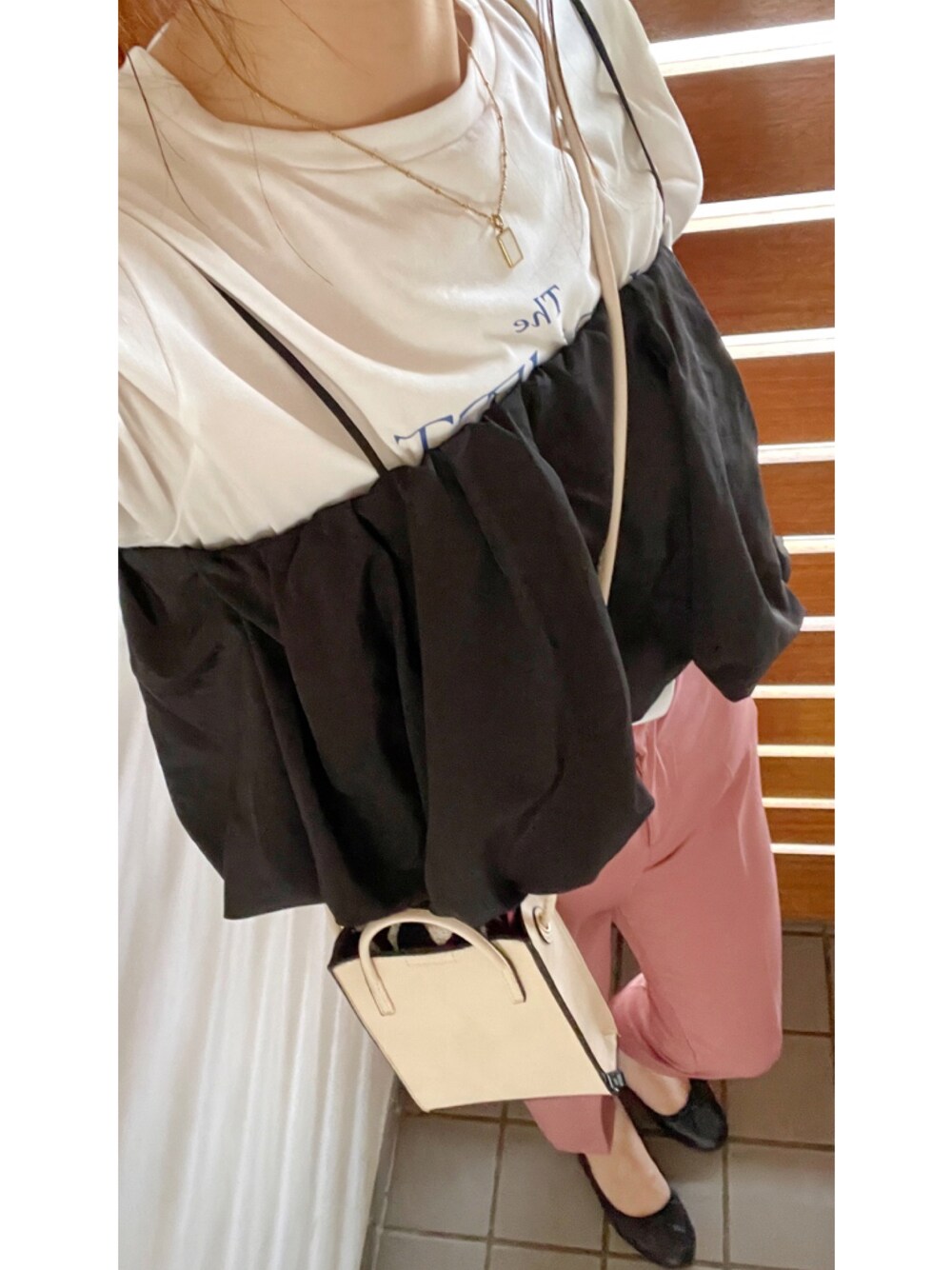 ブラック系のシャツ/ブラウス、ピンク系のスラックス、ホワイト系のTシャツ/カットソーを着用したレディースの夏コーディネートの1枚目の写真