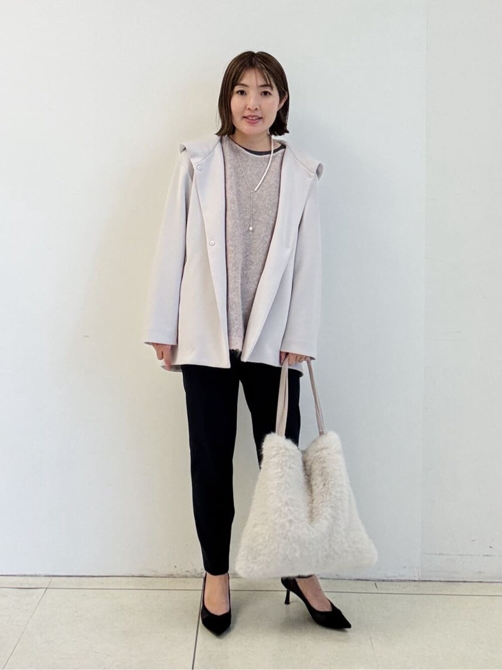 ブルー系のその他パンツ、ピンク系のニット/セーター、グレー系のTシャツ/カットソーを着用したレディースの冬コーディネートの1枚目の写真