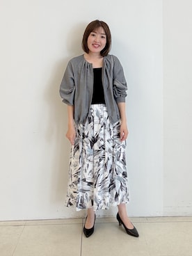 「INDIVI（インディヴィ）の【洗える】リーフ柄タックフレアスカート（スカート、グレー系）」を使った、yoshiyaさん（レディース・155cm）の春コーディネート