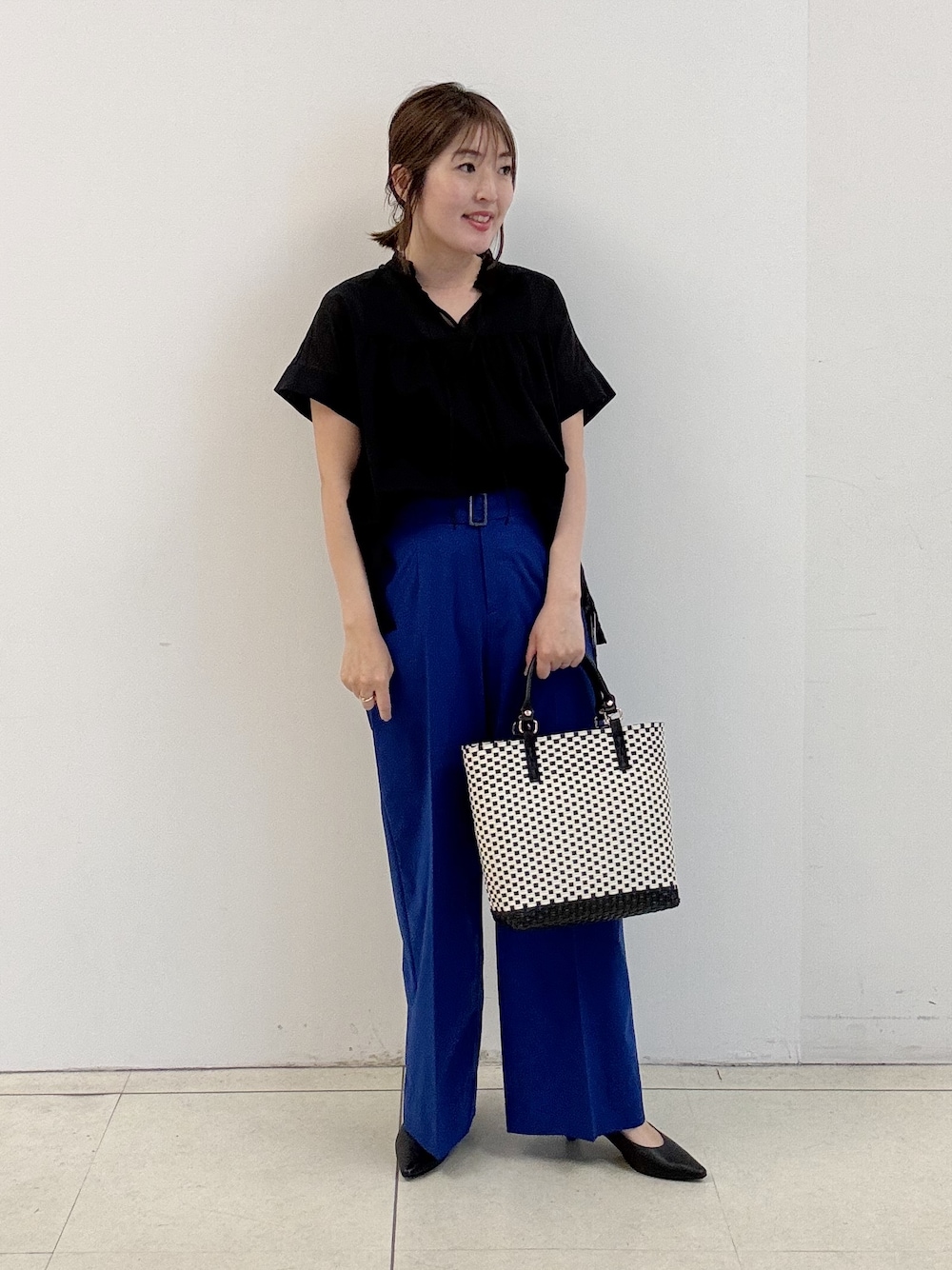 ブルー系のその他パンツ、ブラック系のシャツ/ブラウス、ブラック系のトートバッグを着用したレディースの春コーディネートの1枚目の写真