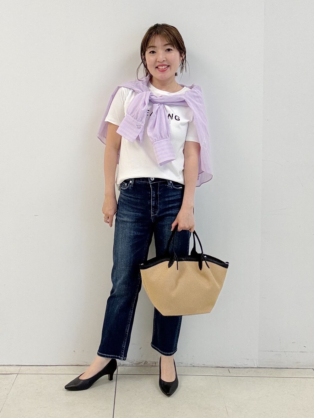 ブルー系のデニムパンツ、ホワイト系のTシャツ/カットソー、ブラック系のパンプスを着用したレディースの春コーディネートの1枚目の写真