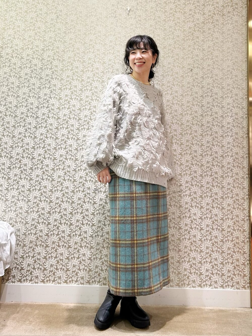 「ニット、チェック、きれいめカジュアル、おしゃれさんと繋がりたい」｜「KATHARINE ROSSの【PILLINI/ピリーニ】フリンジプルオーバー（ニット/セーター、グレー系）」を使った、megmiさん（レディース・154cm）の秋コーディネートの1枚目の写真