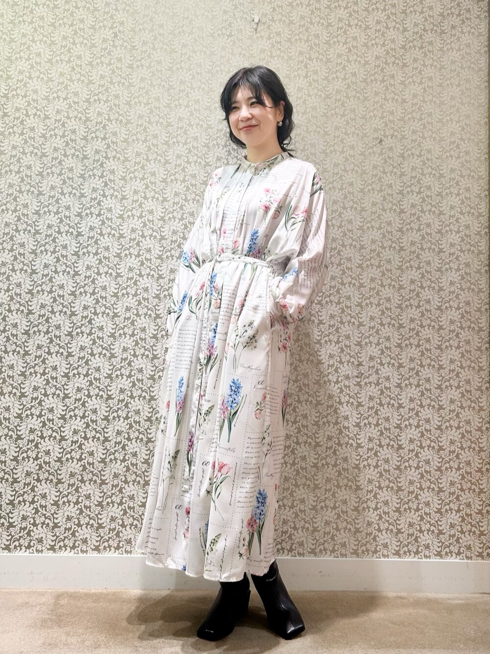 ホワイト系のワンピースを着用したレディースの冬コーディネートの1枚目の写真