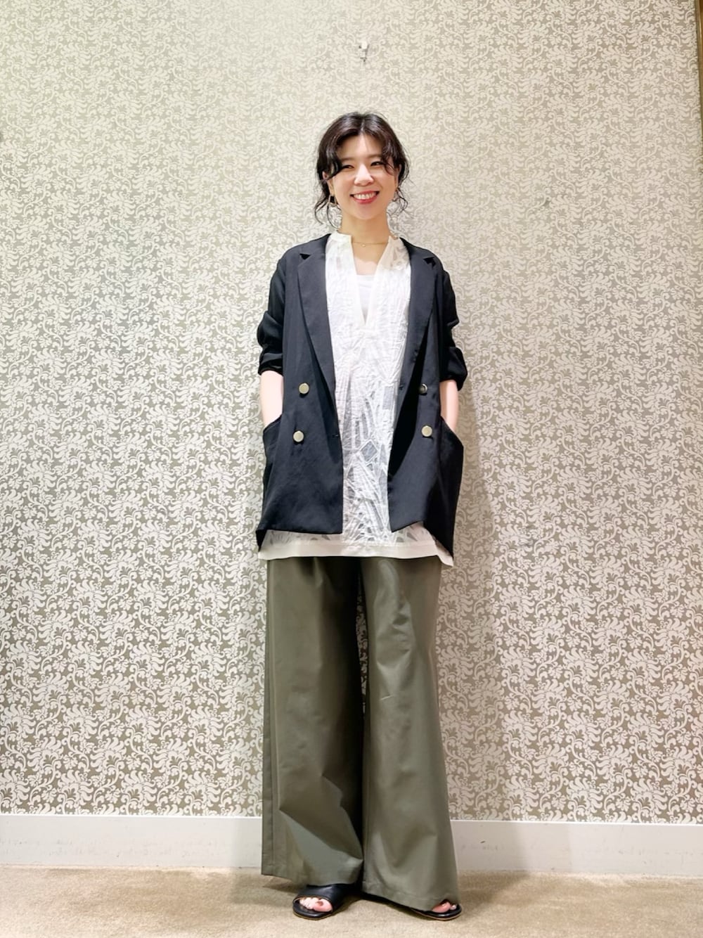 ブラック系のテーラードジャケット、ホワイト系のシャツ/ブラウス、グリーン系のその他パンツを着用したレディースの夏コーディネートの1枚目の写真