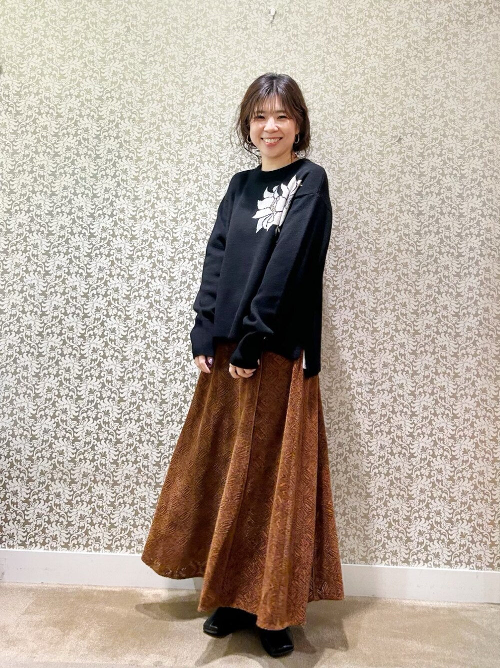 「モノトーン、ニット、ブラウン、冬コーデ」｜「KATHARINE ROSSの【KATHARINE ROSS】京都府立植物園コラボ コダチダリアニットプルオーバー（ニット/セーター、ブラック系）」を使った、megmiさん（レディース・154cm）の秋コーディネートの1枚目の写真