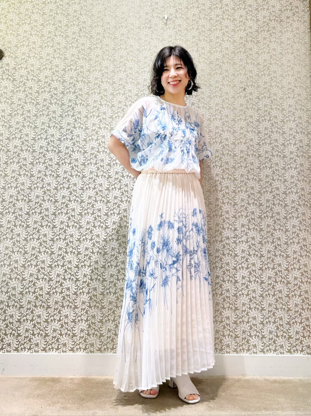 ホワイト系のシャツ/ブラウス、ホワイト系のスカートを着用したレディースの春コーディネートの1枚目の写真