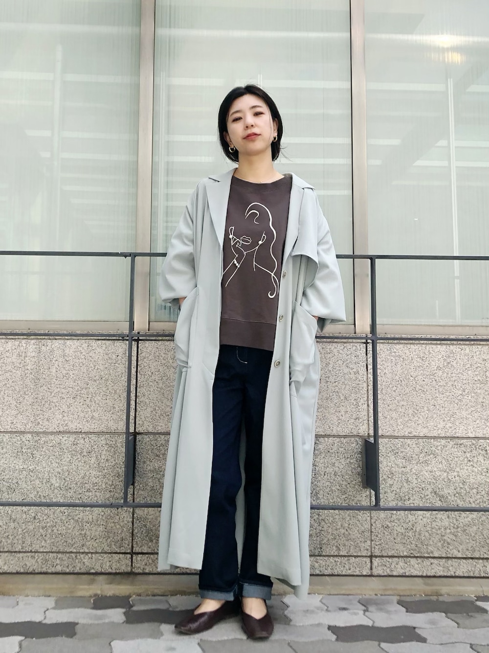 「春カラー、淡色コーデ、パンツスタイル、大人カジュアル、春コーデ、大人女子、パステル映える春、春アウター、トレンチコート、デニム、KATHARINE ROSS、オリジナル、シンプルコーデ、いいね、save、フォローお願いします🤑、低身長」｜「KATHARINE ROSSの【KATHARINE ROSS】FACEプリント裏毛プルオーバー（スウェット、グレー系）」を使った、megmiさん（レディース・154cm）の春コーディネートの1枚目の写真
