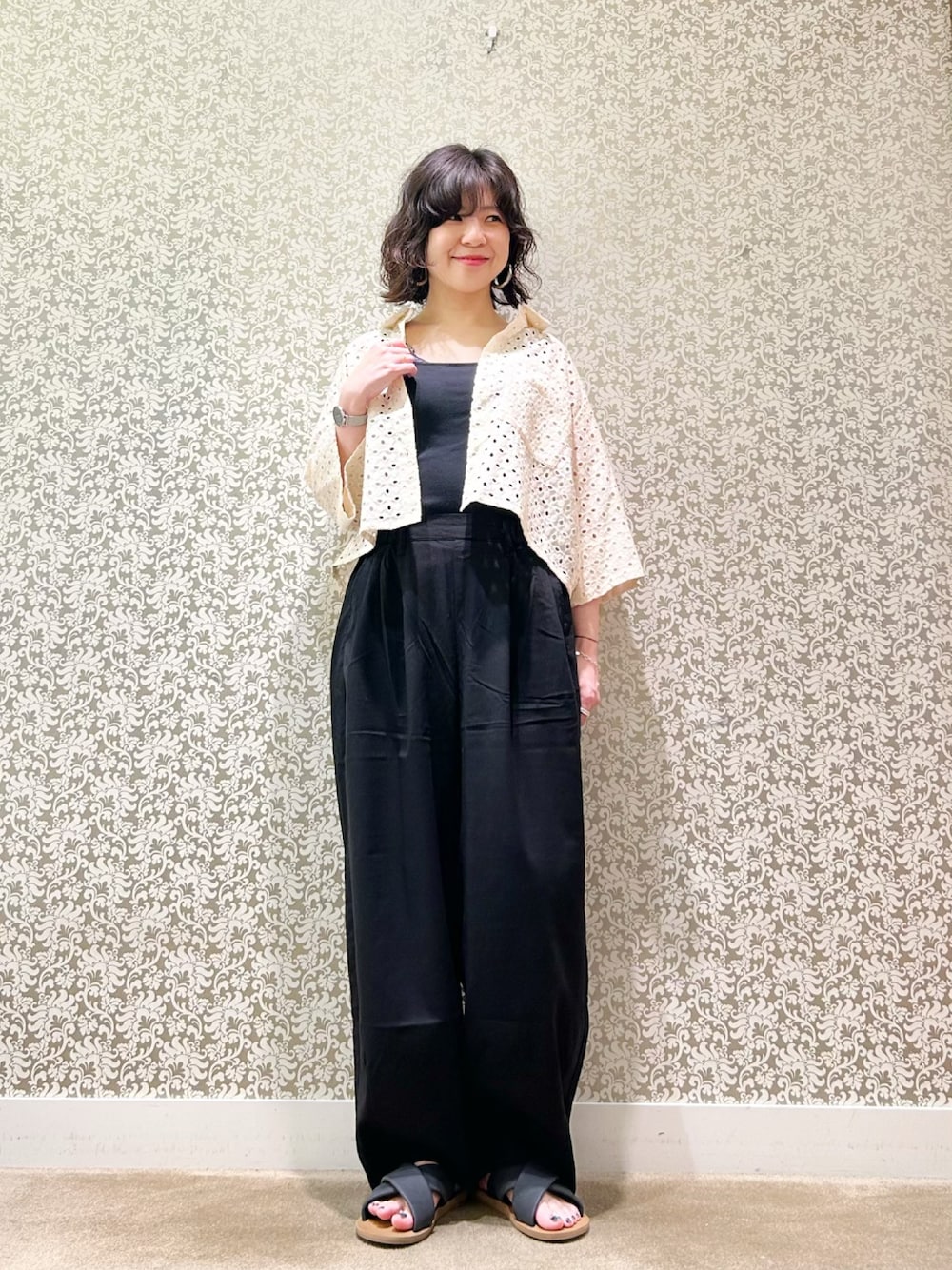 ベージュ系のシャツ/ブラウス、ブラック系のその他パンツ、ブラック系のタンクトップを着用したレディースの夏コーディネートの1枚目の写真