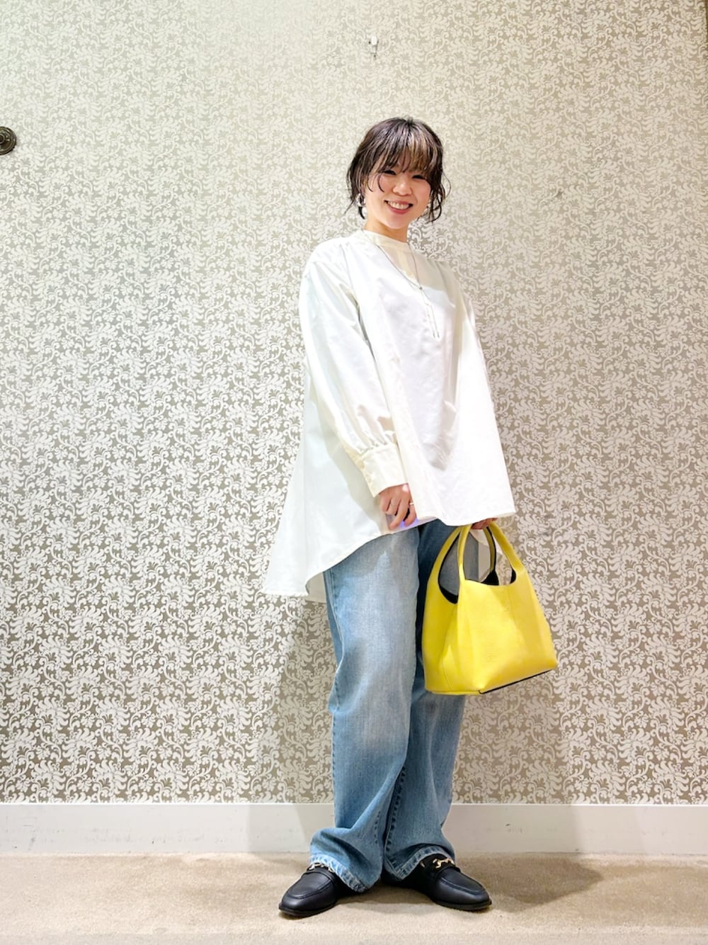 ホワイト系のシャツ/ブラウス、ブルー系のデニムパンツを着用したレディースの冬コーディネートの1枚目の写真