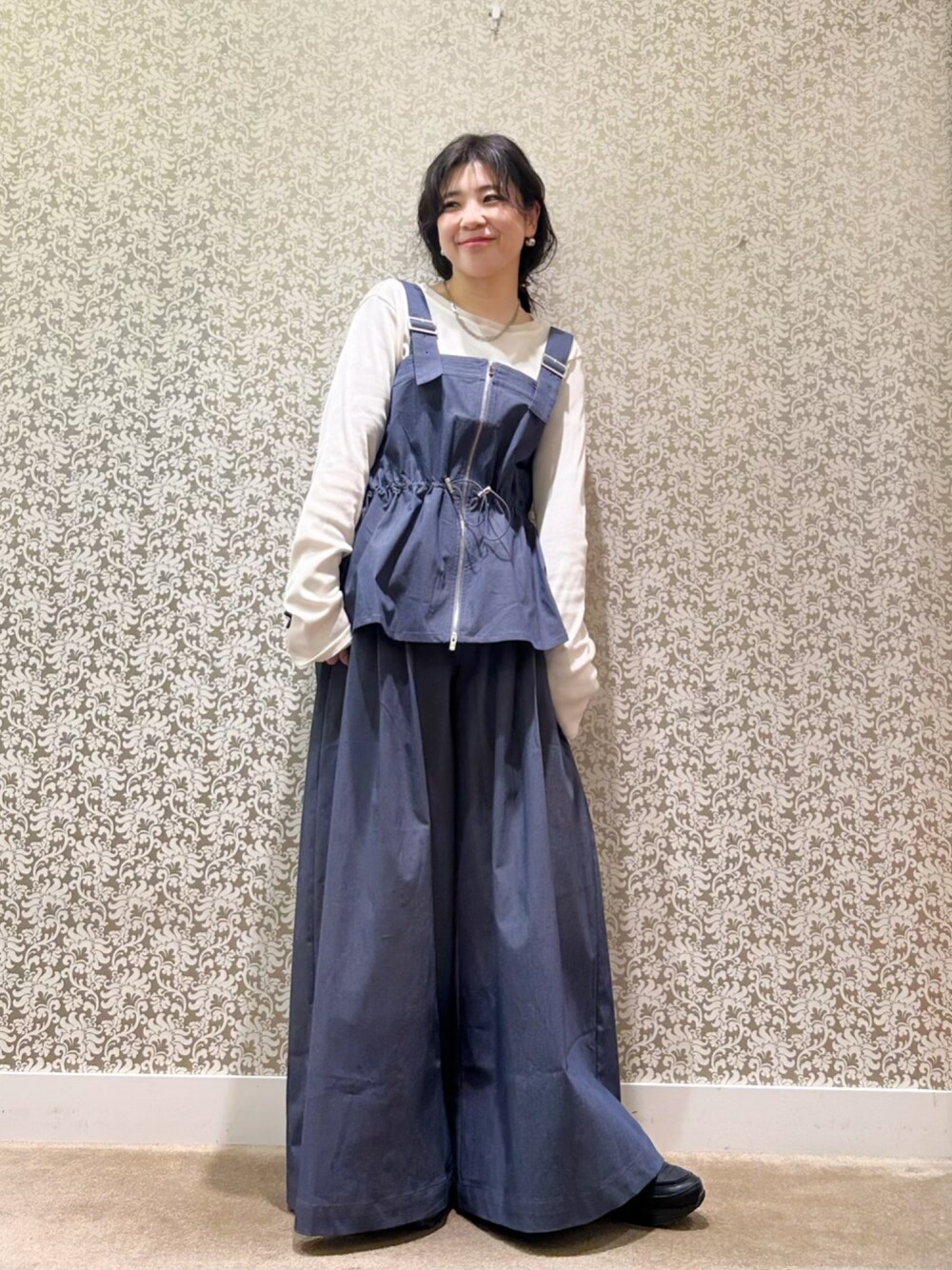 ブルー系のベスト、ブルー系のその他パンツを着用したレディースの春コーディネートの1枚目の写真