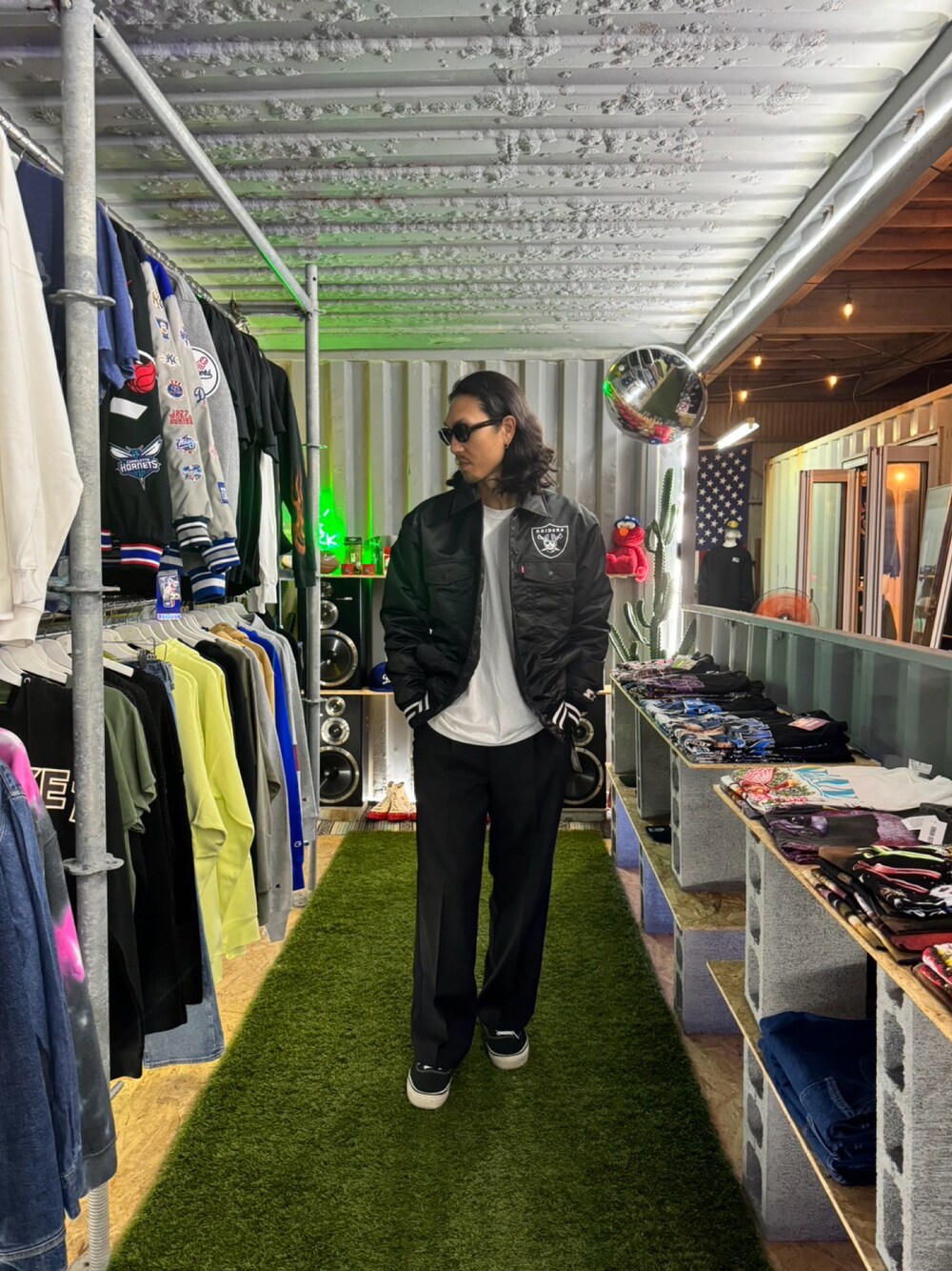 ブラック系のスラックス、ブラック系のスニーカー、ブラック系のその他アウターを着用したメンズの秋コーディネートの1枚目の写真