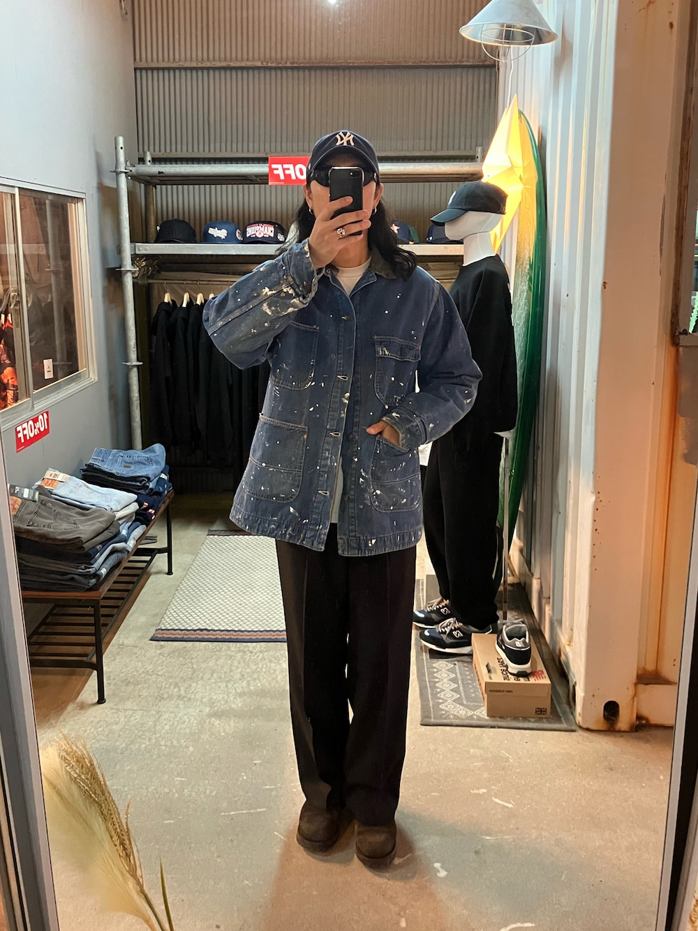 ブラック系のスラックス、ブラック系のブーツ、ブルー系のデニムジャケットを着用したメンズの冬コーディネートの1枚目の写真