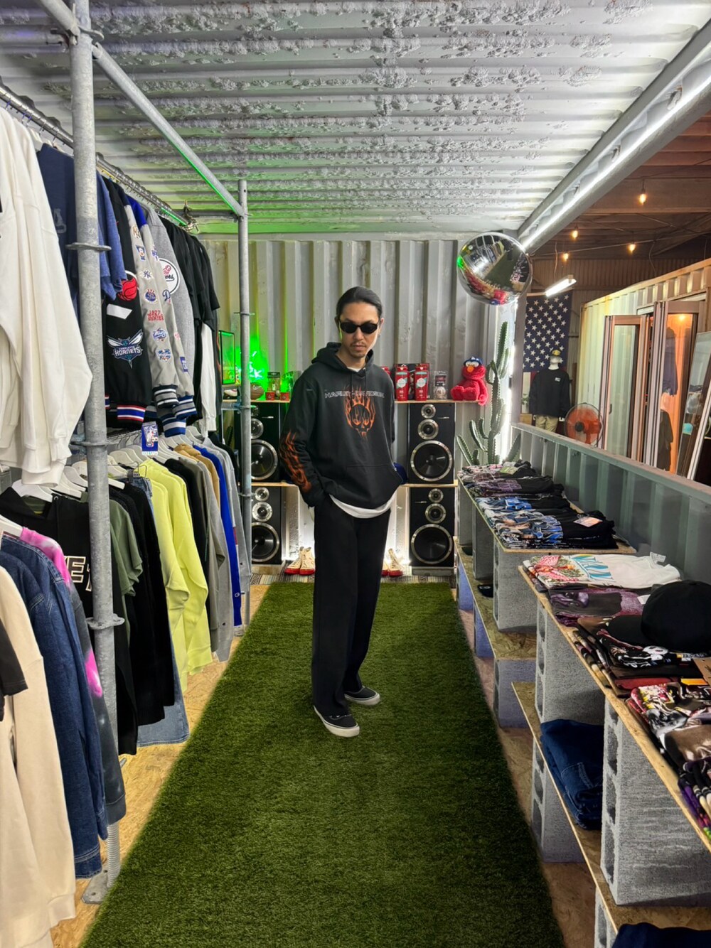 ブラック系のスラックス、ブラック系のスニーカー、ブラック系のパーカーを着用したメンズの秋コーディネートの1枚目の写真