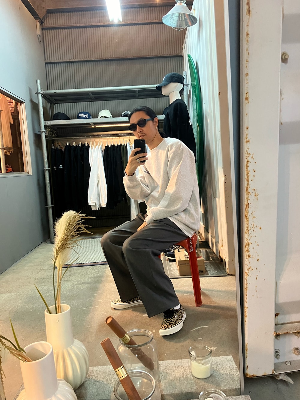 グレー系のスウェット、グレー系のスラックス、イエロー系のスニーカーを着用したメンズの秋コーディネートの1枚目の写真