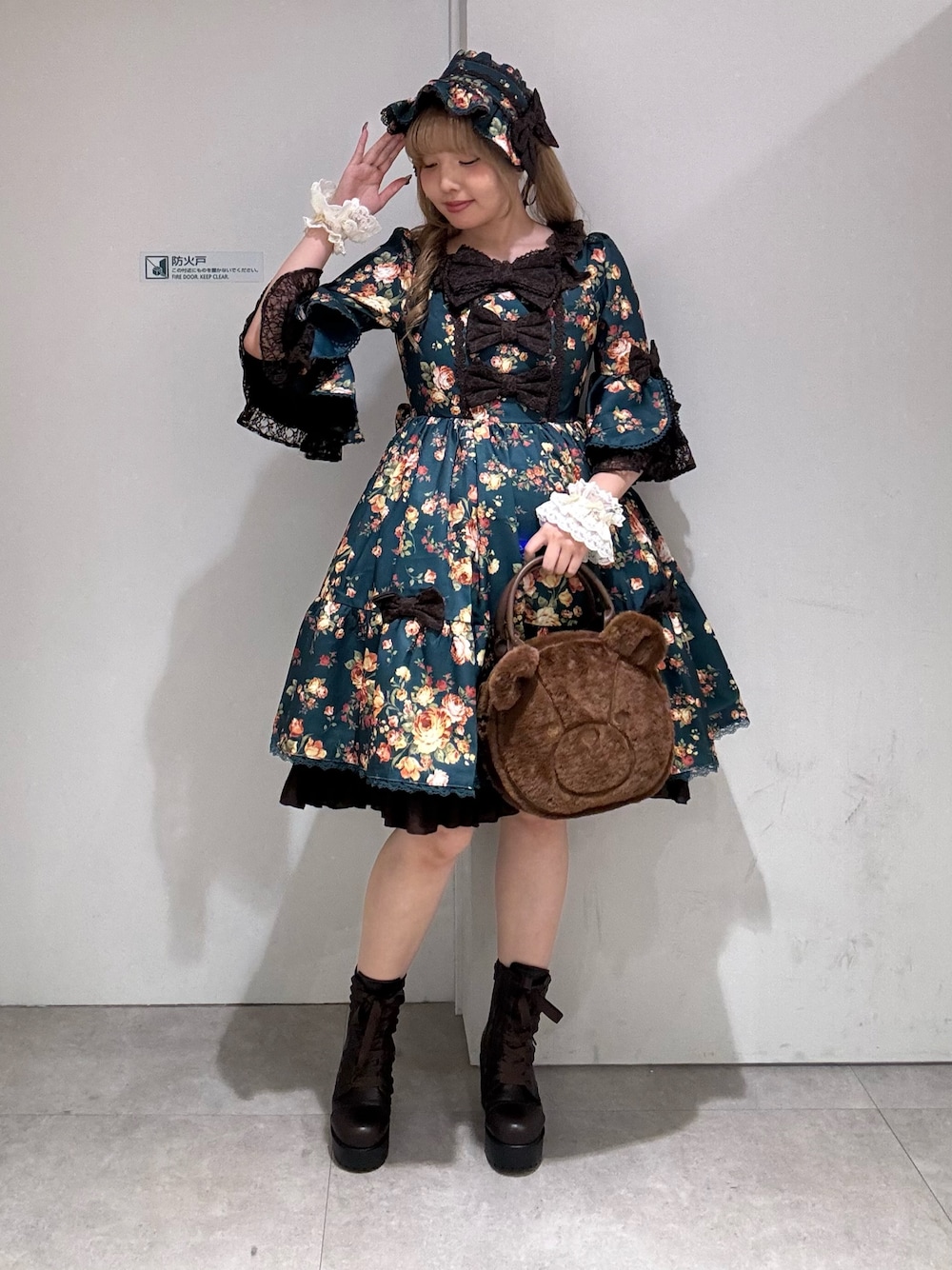 アンティークローズ柄ハーフボンネットを使った人気ファッション