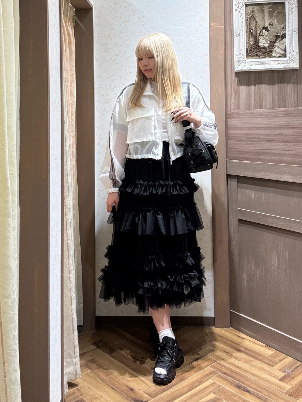 「ショルダーバッグ、大人カジュアル、モノトーン、スポーツミックス、春夏コーデ、axes femme、骨格ストレート、高身長、高身長女子、高身長コーデ、カジュアル、カジュアルガーリー」｜「axes femmeの楊柳シフォン袖メロープルオーバー（Tシャツ/カットソー、ホワイト系）」を使った、kanaeさん（骨格ストレート・レディース・169cm）の春コーディネートの1枚目の写真