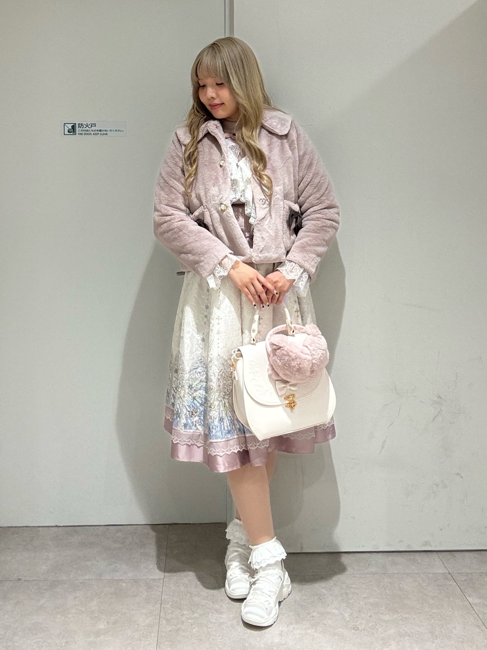「骨格ストレート、高身長女子、axes femme、ファーコート、ガーリー、ピンク、最近のいい感じコーデ、冬アウター、タートルネック、お出かけコーデ、クリスマスコーデ、デートコーデ」｜「axes femme POETIQUEのクラシカル型押しバッグ（ショルダーバッグ、ホワイト系）」を使った、kanaeさん（レディース・169cm）の冬コーディネートの1枚目の写真