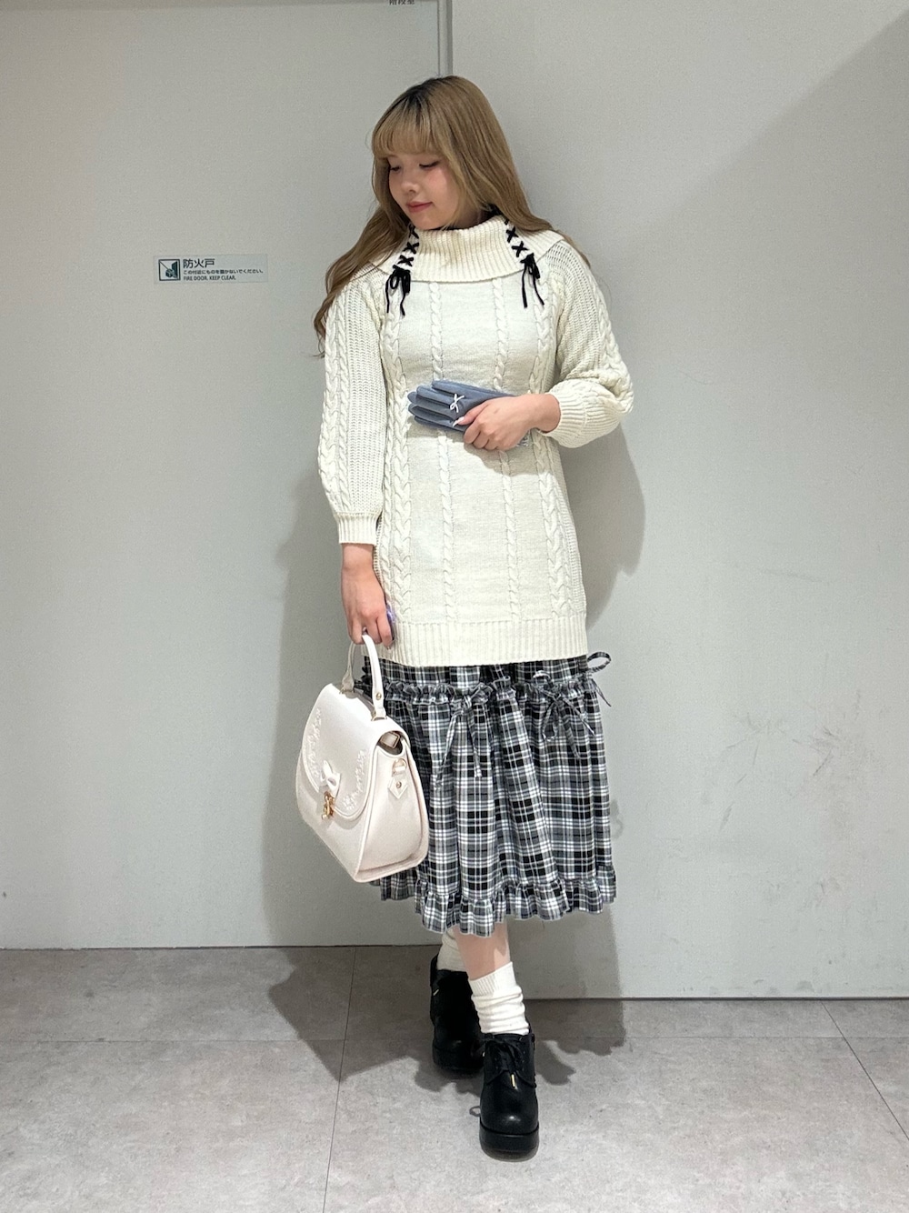 「ガーリー、チュニック、チェック、骨格ストレート、高身長女子、axes femme、お出かけコーデ、カジュアルガーリー、ニット、ラクチンコーデ、淡色コーデ」｜「axes femmeのＷ編み上げニットチュニック（チュニック、ホワイト系）」を使った、kanaeさん（レディース・169cm）の秋コーディネートの1枚目の写真