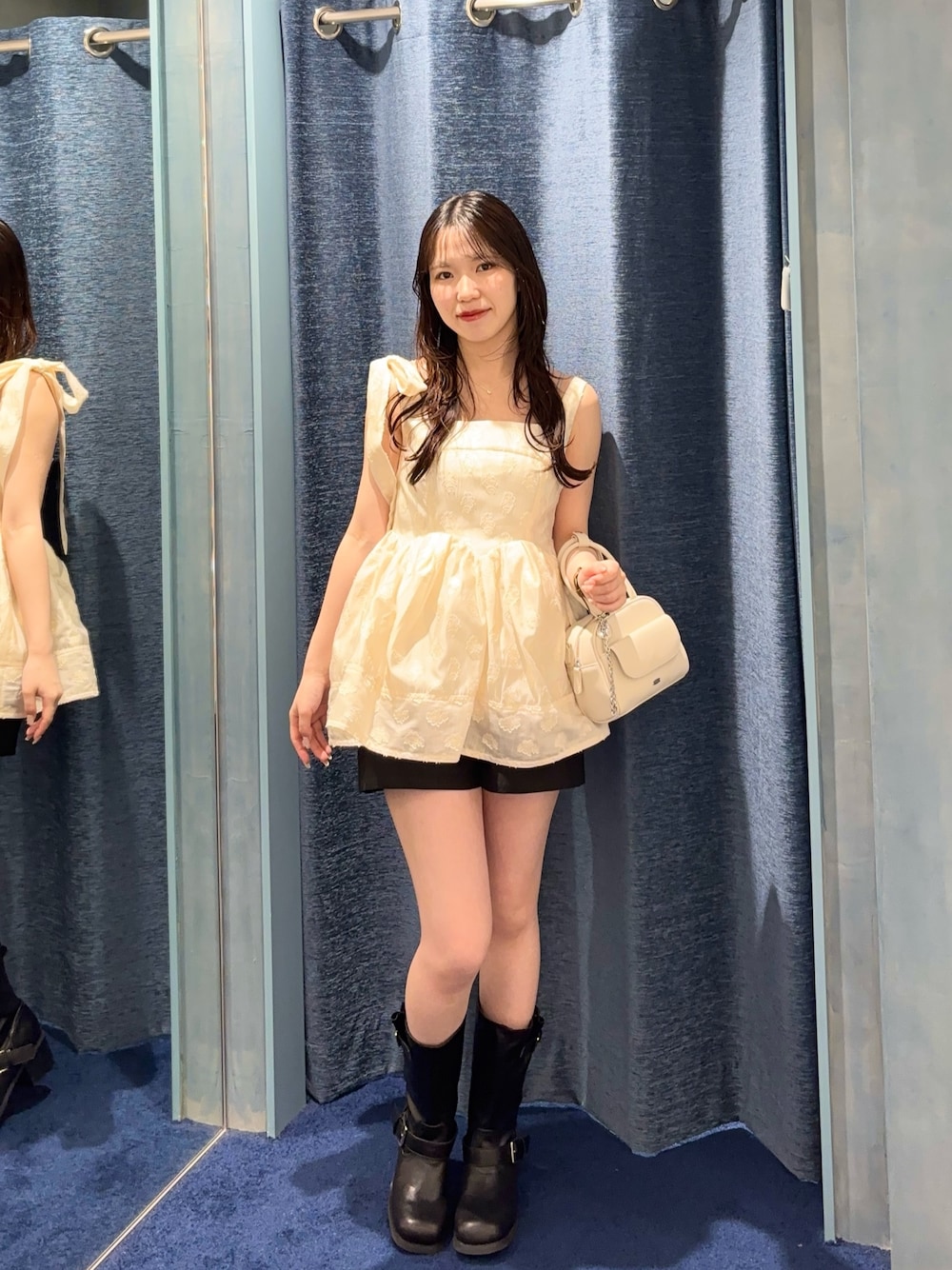 「デートコーデ、ワンピース、淡色コーデ」｜「Chicoの【SALON by Chico】アシメリボンボリュームフラワーキャミチュニック（チュニック、ホワイト系）」を使った、reinyaさん（骨格ウェーブ・レディース・152cm）の夏コーディネートの1枚目の写真