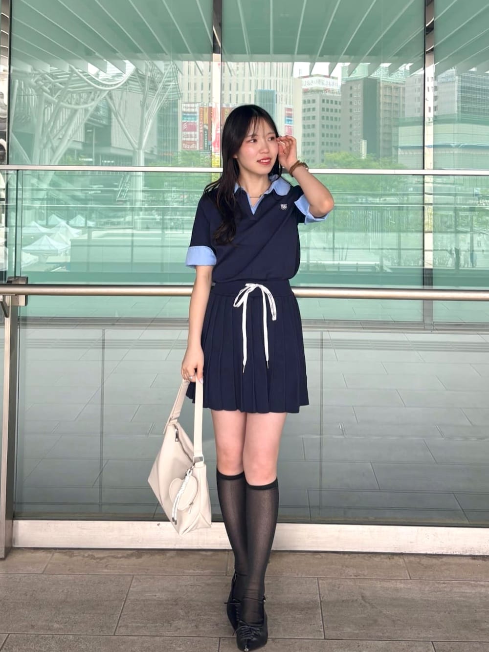 「セットアップ、レイヤードスタイル、おでかけコーデ、夏コーデ、ポロニット」｜「Chicoの【5分袖】刺繍入り襟付きポロニット（ニット/セーター、ブルー系）」を使った、reinyaさん（骨格ウェーブ・レディース・152cm）の春コーディネートの1枚目の写真