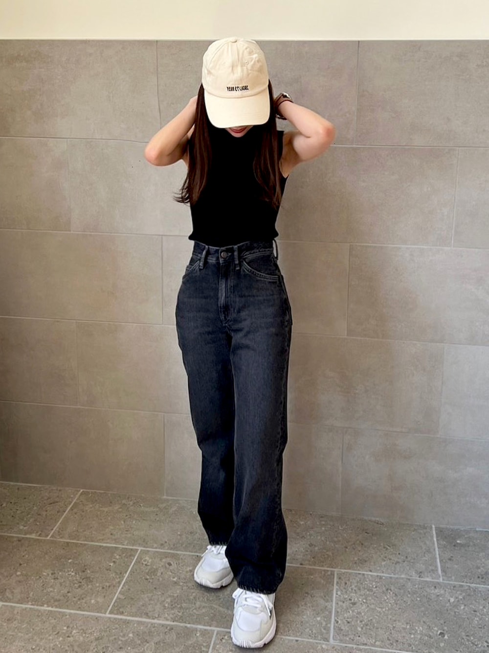 ブラック系のニット/セーター、その他のデニムパンツ、ホワイト系のスニーカーを着用したレディースの夏コーディネートの1枚目の写真