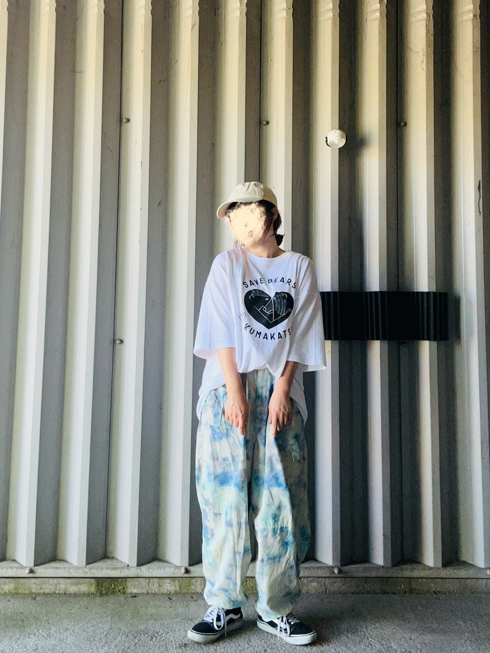 ホワイト系のTシャツ/カットソー、ホワイト系のパンツ、ブラック系のスニーカーを着用したレディースの夏コーディネートの1枚目の写真