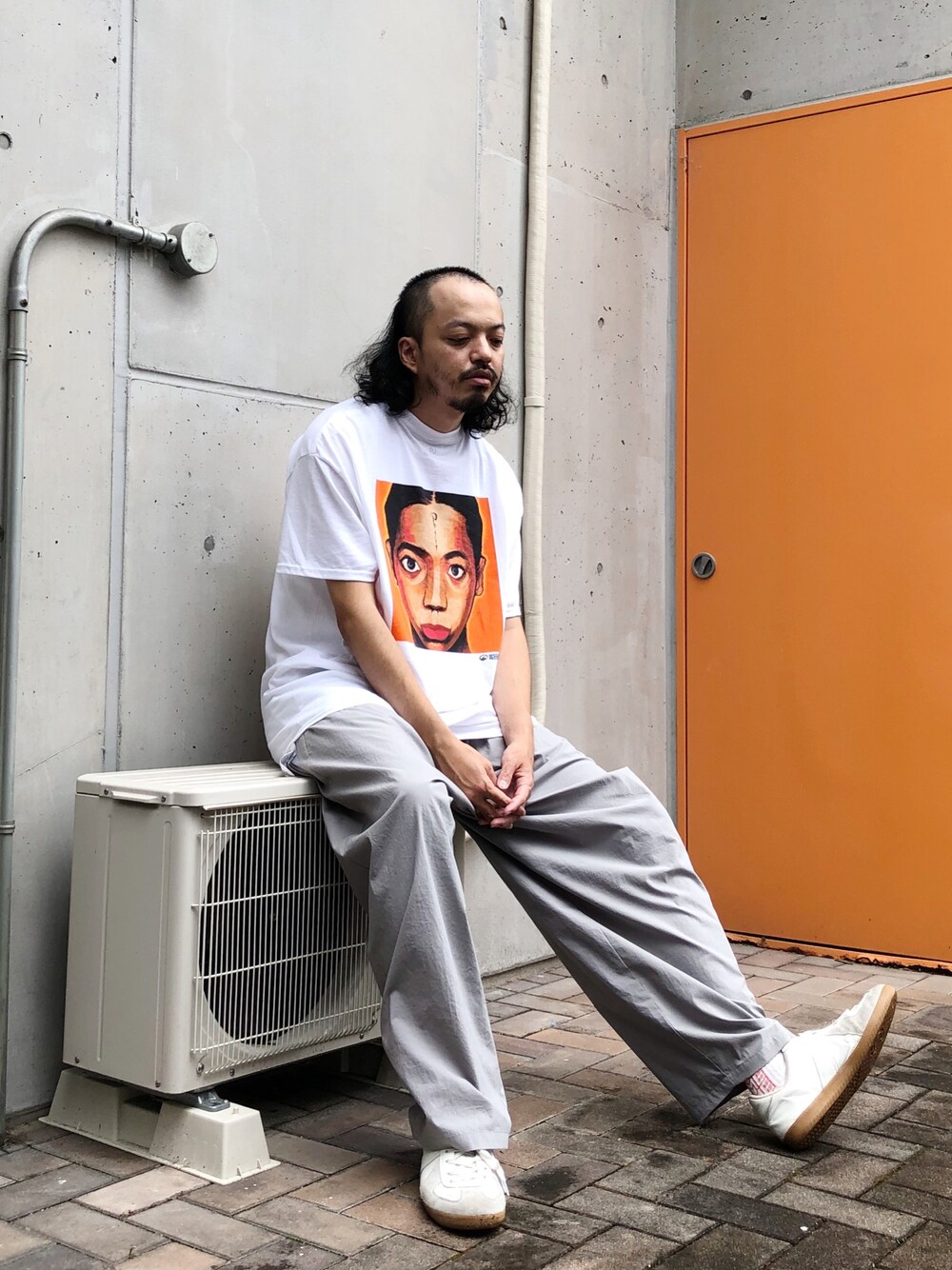 「UA、フォトT、ビタミンカラー、ネオンカラー、journal standard、my beautiful landlet、ジャーマントレーナー、ワイドパンツ、ストリートMIX、バンドT」｜「JOURNAL STANDARD SELECTの◆【UA x Journal Standard】スペシャル コラボレーションT-Shirts（Tシャツ/カットソー、ホワイト系）」を使った、トヲルさん（メンズ・180cm）の夏コーディネートの1枚目の写真