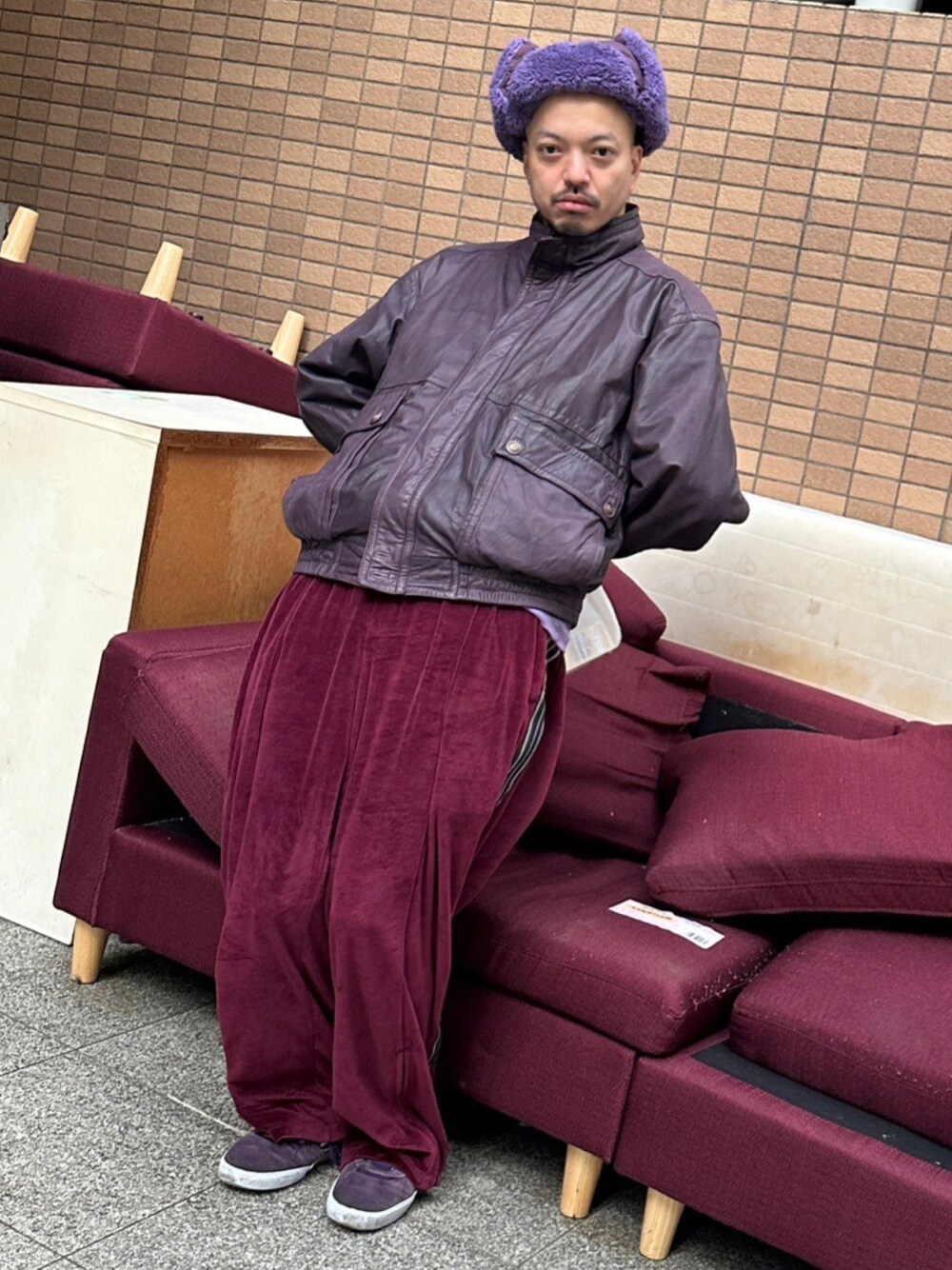 「ファッションを楽しもう、メンズコーデ、シンプル、ビッグシルエット、オールパープル、LEH、トラックパンツ、レザージャケット、フライトキャップ」｜「Johnbullのフリースボンバーハット（ハット、パープル系）」を使った、トヲルさん（メンズ・180cm）の秋コーディネートの1枚目の写真