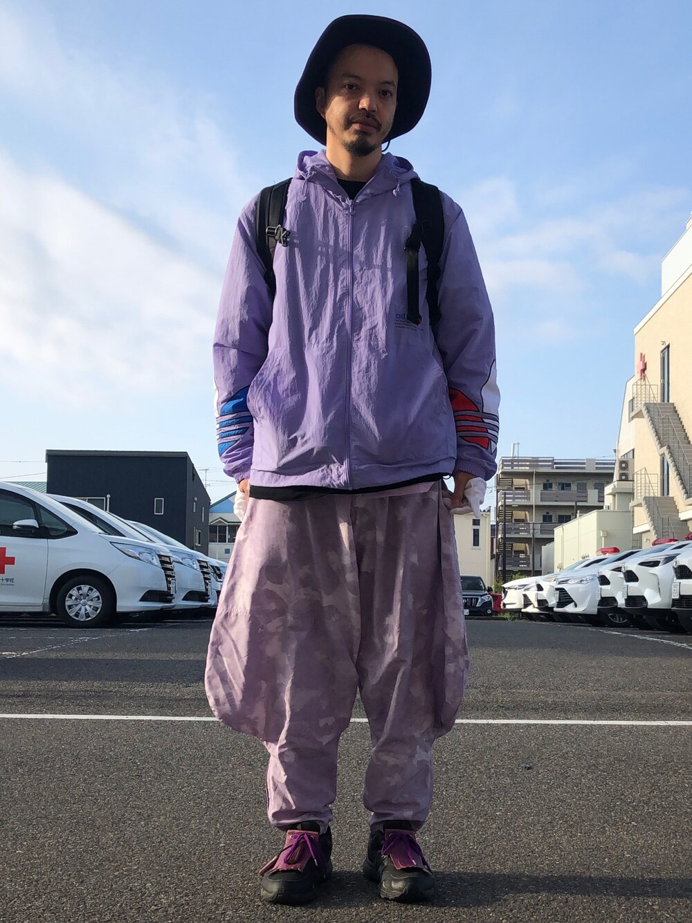 「紫、紫コーデ、パープル、オールパープル、ニッカポッカ、スポーツミックス、はじめましてコーデ」｜「A.M.S.のHIDETRADING PRODUCT / 撥水 ポリエステル アドベンチャーハット / サファリハット / つば広 / UVカット（ハット、パープル系）」を使った、トヲルさん（メンズ・180cm）の春コーディネートの1枚目の写真