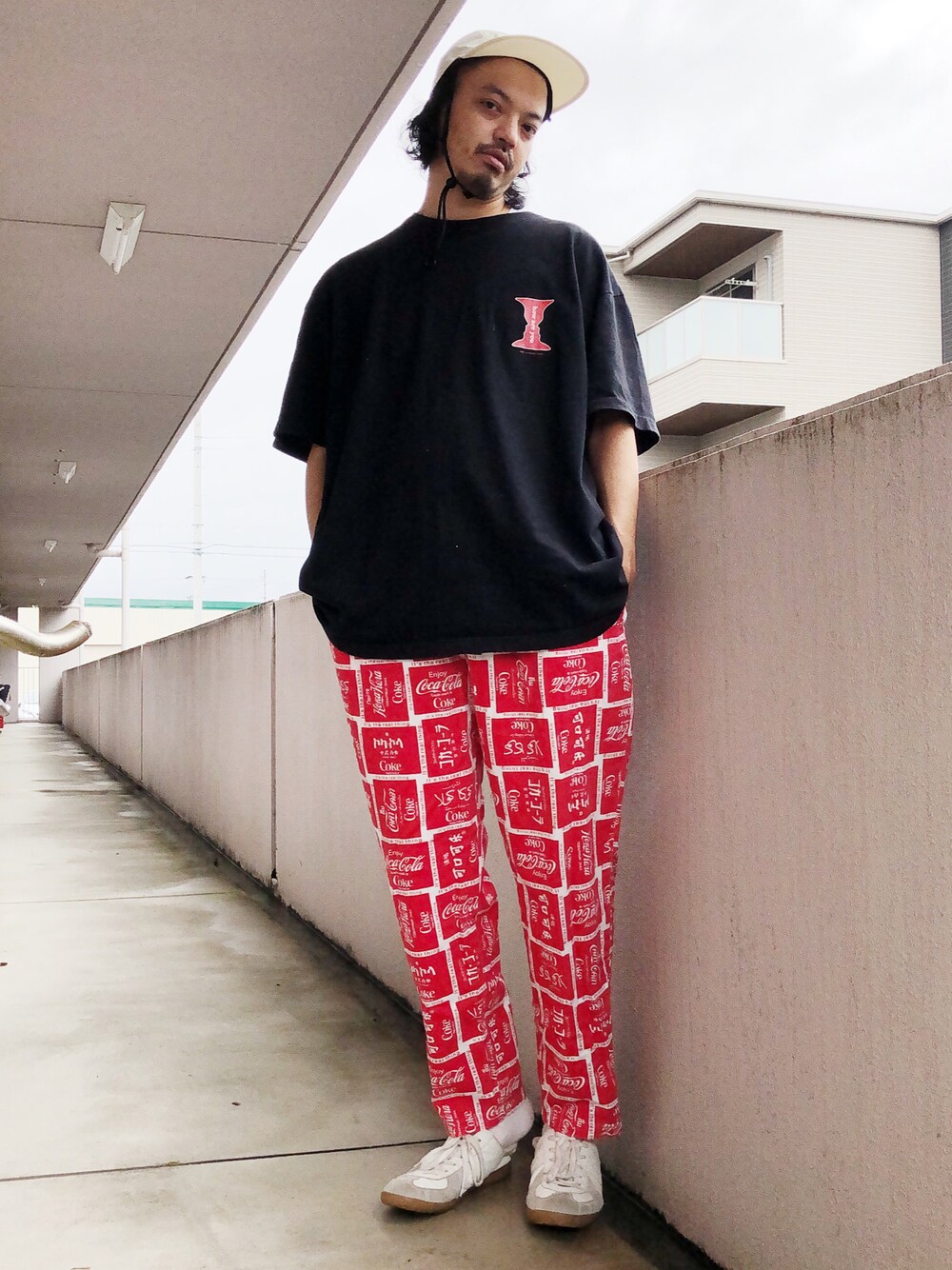 ブラック系のTシャツ/カットソー、レッド系のその他パンツ、ホワイト系のスニーカーを着用したメンズの夏コーディネートの1枚目の写真