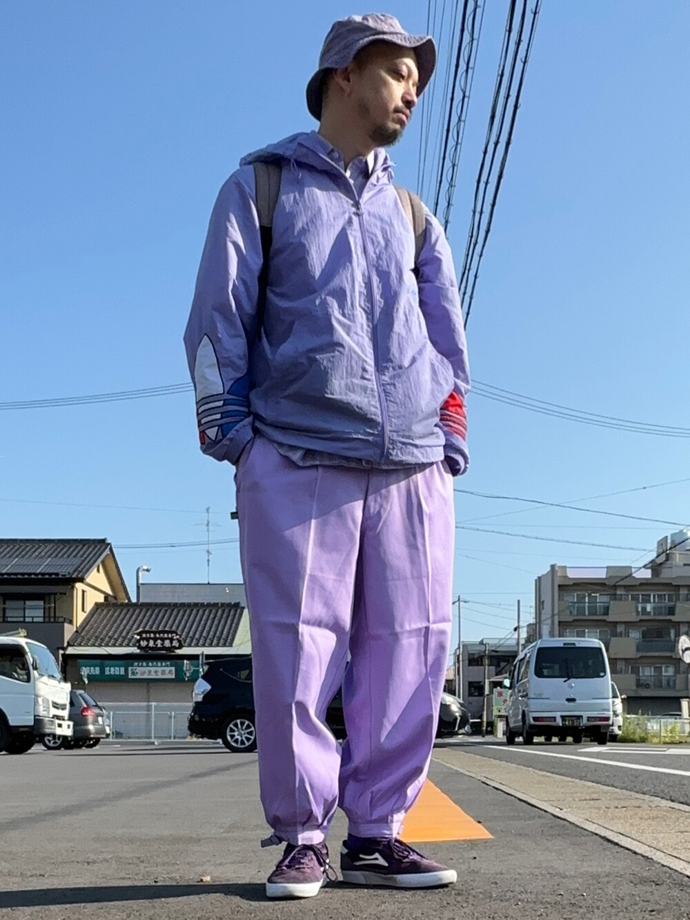 「お出かけコーデ日記、淡色コーデ、オールパープル、紫コーデ、カジュアルコーデ、リラックススタイル、スポーツミックス、ワイドパンツ、ニッカポッカ、春夏コーデ」｜「FRUIT OF THE LOOMのFRUIT OF THE LOOM　BUCKET HAT TWILL PIGMENT（ハット、パープル系）」を使った、トヲルさん（メンズ・180cm）の春コーディネートの1枚目の写真