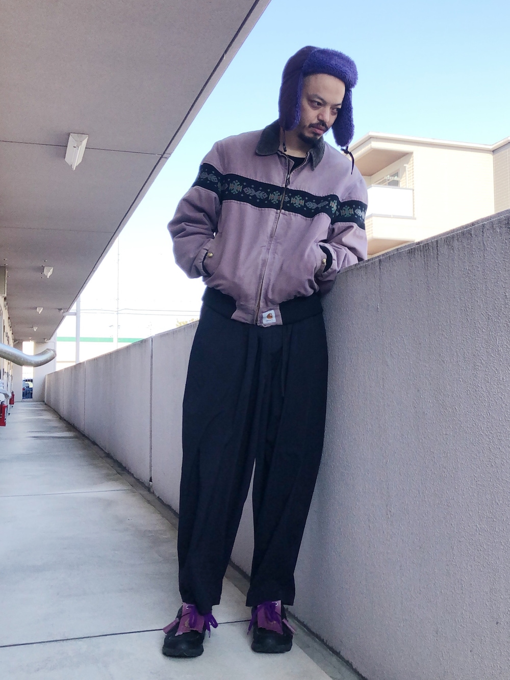 「carhartt、ダックジャケット、ダックハンターカモ、春コーデ、春アウター、古着MIX、オトナカジュアル、ワイドパンツ、my beautiful landlet、フライトキャップ」｜「Johnbullのフリースボンバーハット（ハット、パープル系）」を使った、トヲルさん（メンズ・180cm）の冬コーディネートの1枚目の写真