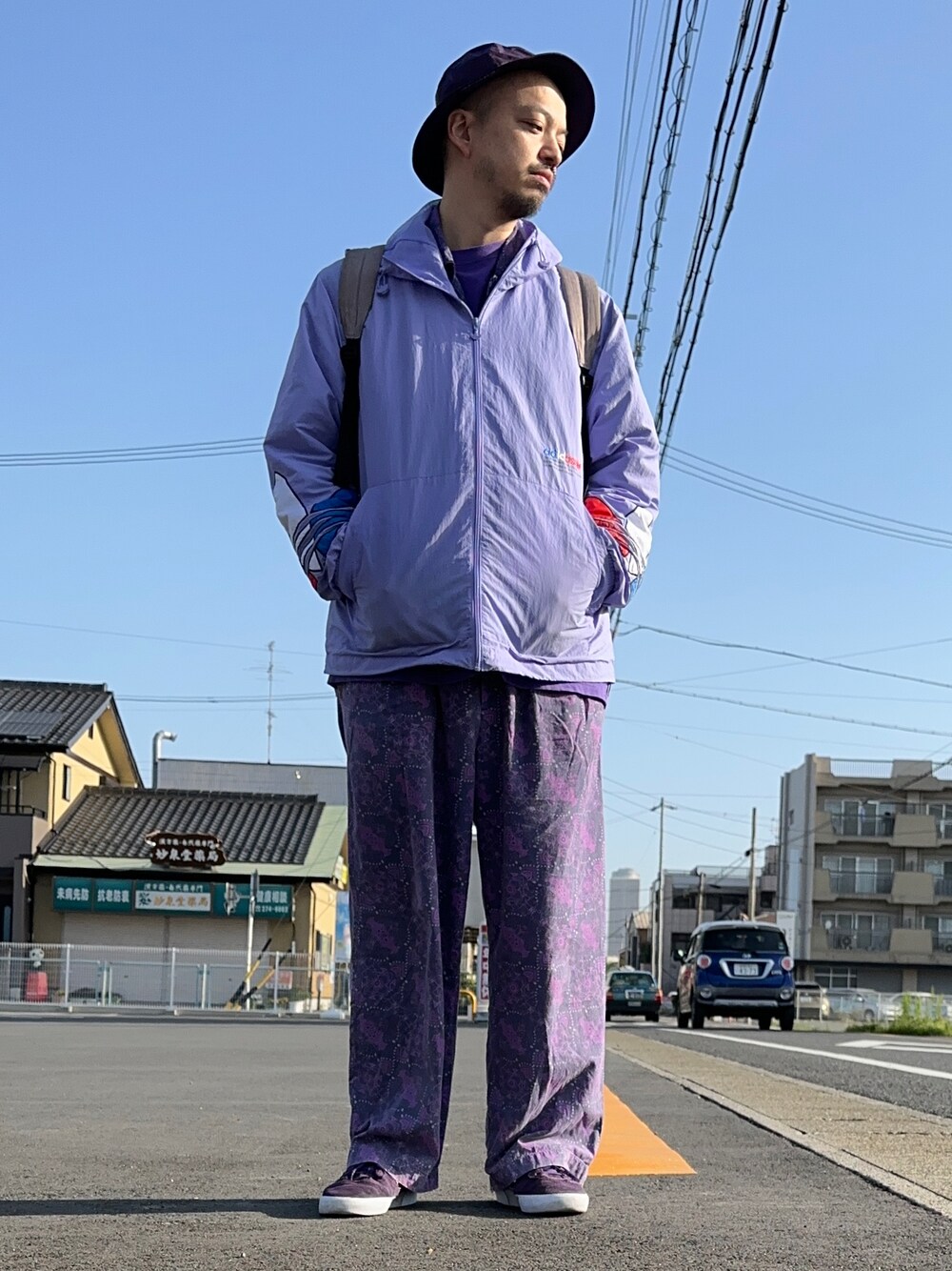 「シンプル、春夏コーデ、淡色コーデ、ペールトーン、古着MIX、春コーデ、ビックシルエット、メンズファッション、スニーカー」｜「BEAMSのBEAMS / ブリザテック マウンテン ハット（ハット、パープル系）」を使った、トヲルさん（メンズ・180cm）の春コーディネートの1枚目の写真