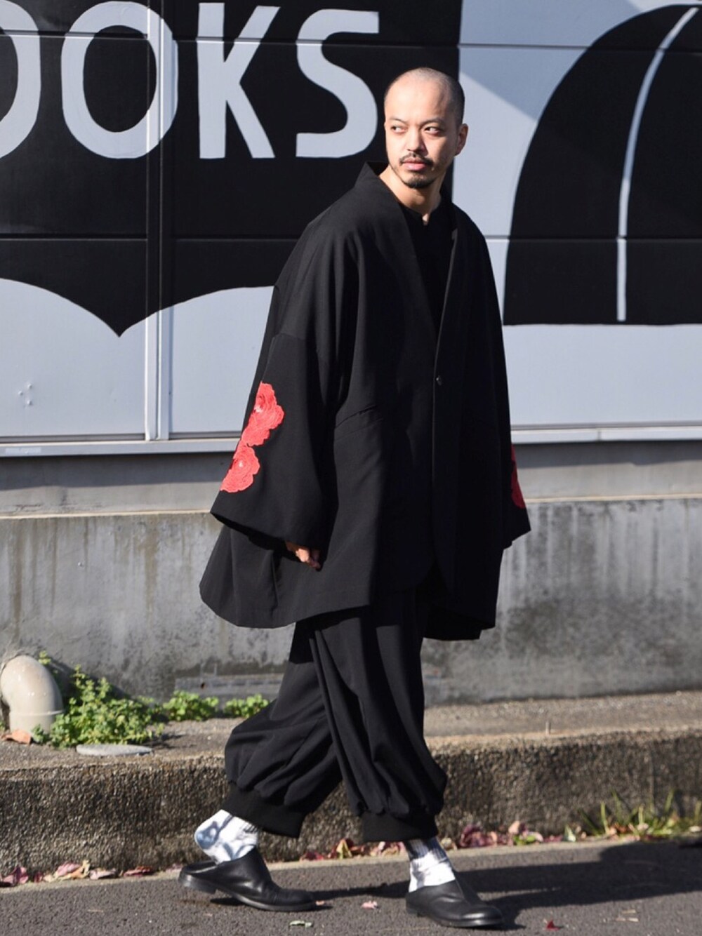 「花柄、はるコーデ、BISHOOL、オールブラック、セットアップ、モード、ストリート、シンプル、オトナカジュアル、OVIE STUDIO、#モード」｜「BISHOOLのアイテム（ジャケット/アウター、その他）」を使った、トヲルさん（メンズ・180cm）の冬コーディネートの1枚目の写真
