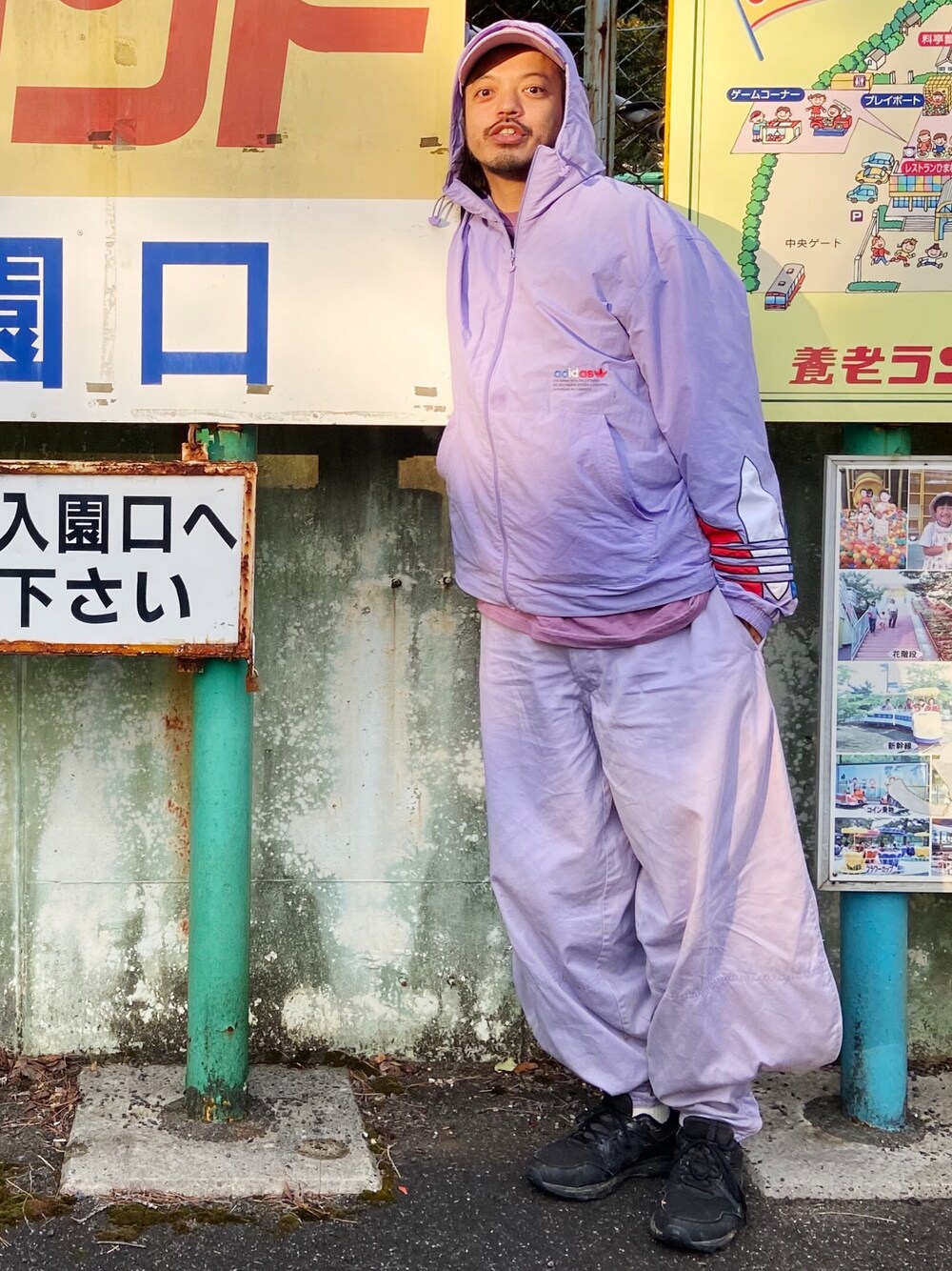 「秋服、秋コーデ、ゆるコーデ、オールパープル、ニッカポッカ、ビッグシルエット、ワイドパンツ、古着MIX」｜「adidasのアディカラー トリコロール ウインドブレーカー / アディダスオリジナルス（ナイロンジャケット、パープル系）」を使った、トヲルさん（メンズ・180cm）の秋コーディネートの1枚目の写真